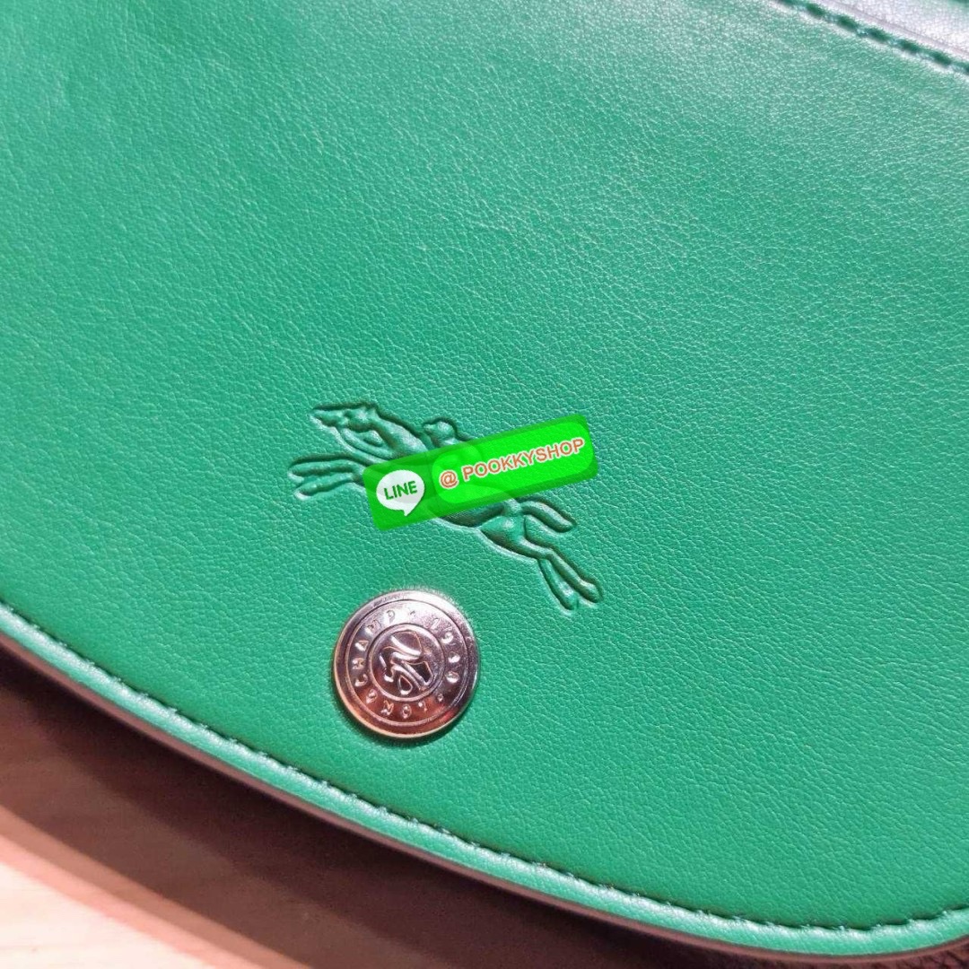 Longchamp le pliage xtra XS leather crossbody bag 🔆 Details มาใหม่! กับกระเป๋าถือ/สะพายรุ่นยอดฮิต ที่มาในดีไซน์ทูโทน โดดเด่นมีกิมมิค น่ารักน่าใช้สุดๆ รูปทรง cylinder ใช้งานง่าย ฝากระเป๋ามีช่องเล็กๆให้ได้ใส่บัตร ใส่ธนบัตรแบบหยิบจับง่ายๆ ช่องหลักเป็