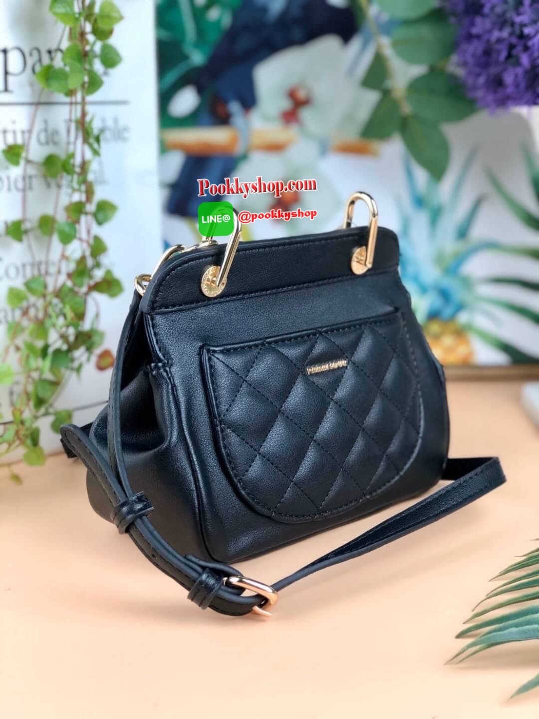 Lyn Crossbody Bag กระเป๋าสะพายครอสบอดี้วัสดุหนังเรียบ แต่งเดินด้ายลายตาราง ด้านหน้ามีโลโก้แบรนด์สวยเด่น ด้านหลังมีช่องเล็กใส่พวกเหรียญ/บัตรได้ เปิดปิดแบบกระดุมแม่เหล็ก ด้านใสบถผ้าแบ่งเป็น 2 ช่องใหญ่ มีช่องซิปเล็ก 1 ช่อง รุ่นนี้ใส่ iPhone plus /กระเป๋าเงิน