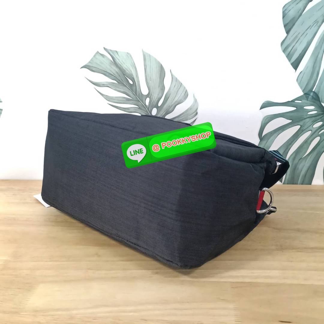 KIPLING ELISE HANDBAG กระเป๋าถือและสะพายไหล่ วัสดุ Nylon +Polyester ขนาดกำลังพอดี จุของได้มาก มีหูจับสองสาย ถือสะดวก น้ำหนักเบา มีช่องซิป ด้านหน้า ช่อง กระเป๋าหลักเปิด-ปิดด้วยซิป มี3 ช่องว่างใส่ของได้จุมากๆ ใส่มือถือได้ กระเป๋าสตางค์ใบยาว และ เครื่องสำอาง