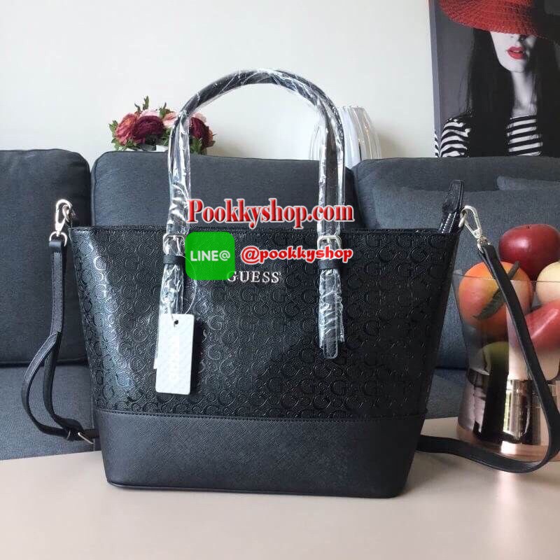 GUESS DELANEY TOTE BAG กระเป๋าทรง shopping วัสดุหนังแก้วเงาสวย น้ำหนักเบา ด้านหน้าประดับด้วยโลโก้แบรนด์สุดหรู เปิดปิดกระเป๋าด้วยซิปสะดวกใช้ ด้านในโล่งกว้าง มีช่องซิปและช่องเล็กสำหรับใส่ของ ซับในลายแบรนด์ รุ่นนี้มาพร้อมสายสะพายยาวปรับได้ ถอดได้ จะใช้แบบสะพ