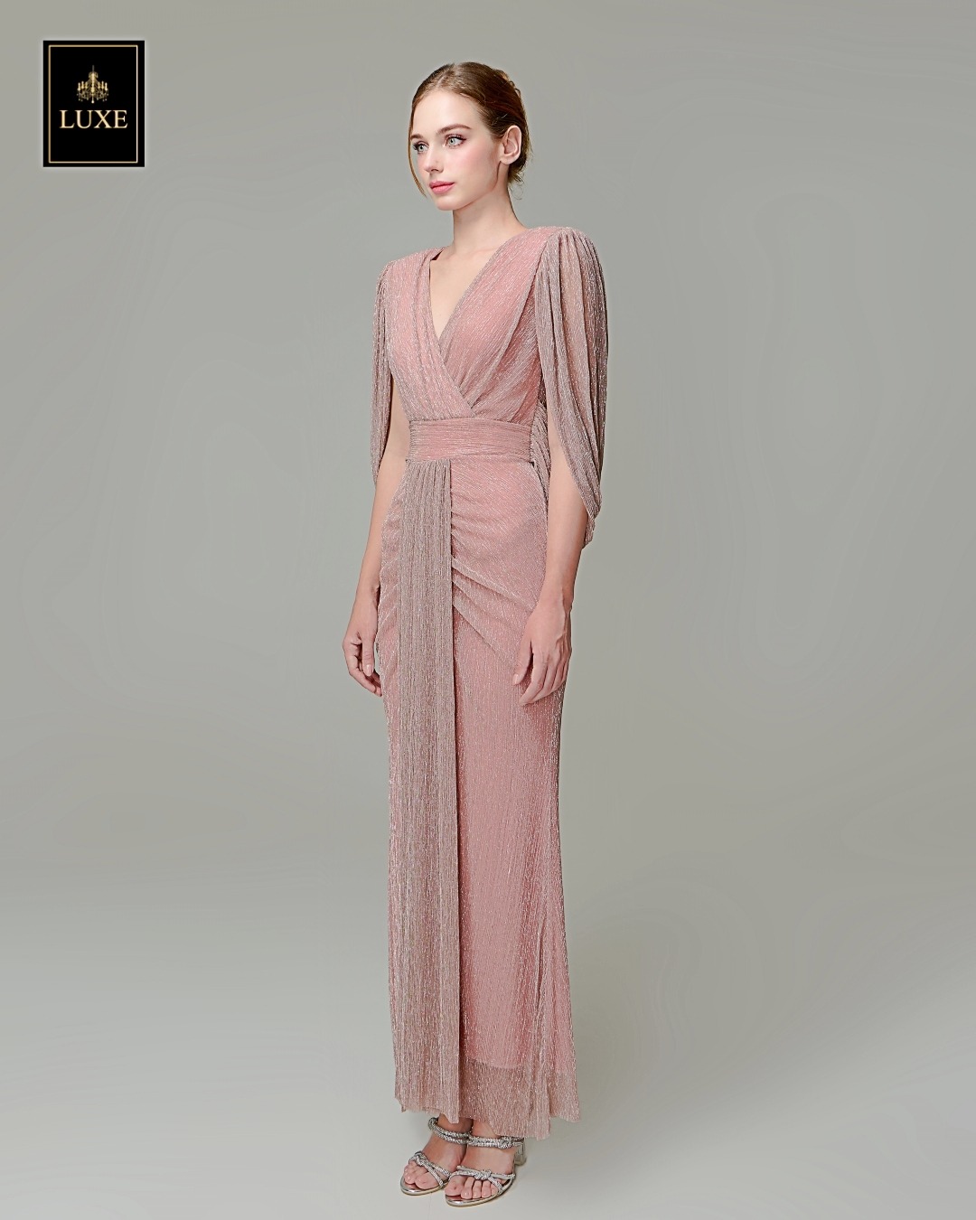 เดรสแฟชั่น แม็กซี่เดรสเสื้อคอวีคลุมแขน กระโปรงเข้ารูปตรงสะโพก จับเดรปตรงกลาง