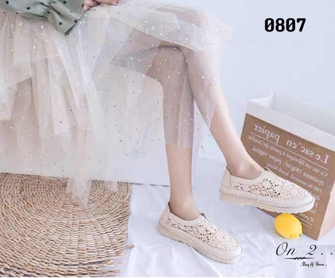 สวยแค่ไหนถามใจดู รองเท้าผ้าใบลูกไม้งานจริงสวยมากก ใส่ง่ายด้านหน้าเป็นยางยืด พื้นเสริมกันลื่นใส่เข้ากับชุดง่ายได้ทุกชุด มา2สี