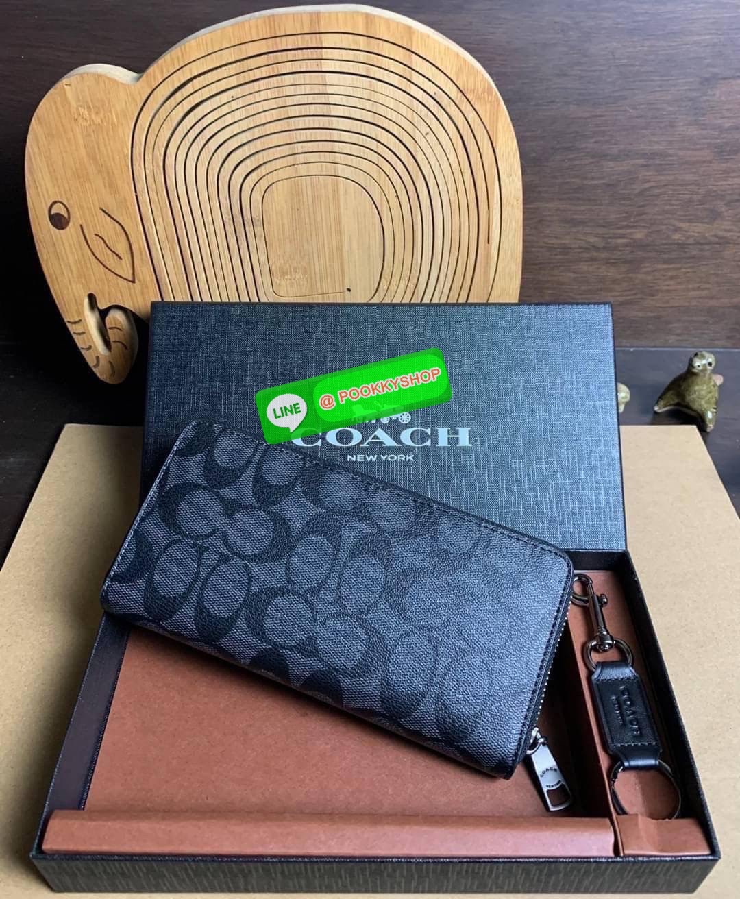 COACH ACCORDION ZIP WALLET IN SIGNATURE CANVAS กระเป๋าสตางค์ใบยาว ซิปรอบ ใช้งานง่าย ด้วยฟังค์ชั้น ด้านใน ใส่บัตรได้จุใจ มีช่องซิปใส่เหรียญตรงกลาง โดนใจหลายๆคนไปเรียบร้อยและคลาสสิค เรียบหรูดูแพงตลอดกาล ยกให้รุ่นนี้เลย