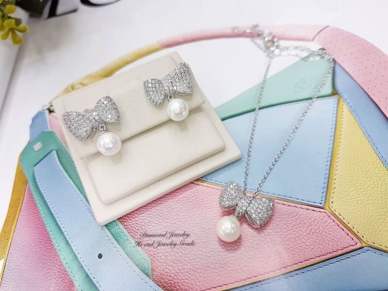 New arrival!!!!! เซตสร้อย ต่างหูโบว์ประดับมุก งานเพชร CZ แท้ งานน่ารักมากกก ใส่ออกมาสวยขนาดไม่เล็กไม่ใหญ่ ห้ามพลาดน้าสาวๆ ใส่ได้แบบ Everyday กันเลยทีเดียว