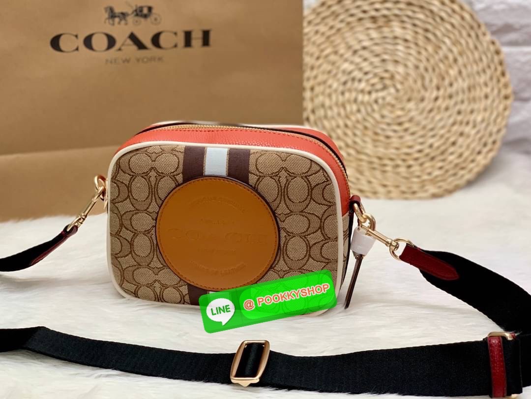 New arrival! 🌈รุ่นใหม่ห้ามพลาดค่ะ! Coach Dempsey Camera Bag In Signature Jacquard With Stripe And Coach Patch ((1912)) พร้อมส่งที่ไทย! กระเป๋าสะพายครอสบอดี้ร์กรือสะพายข้างได้ วัสดุJacquard+หนังแท้ สวยงามมากๆค่ะ ด้านหน้ามีป้ายวงกลมหนังโลโก้แบรนด์ เ