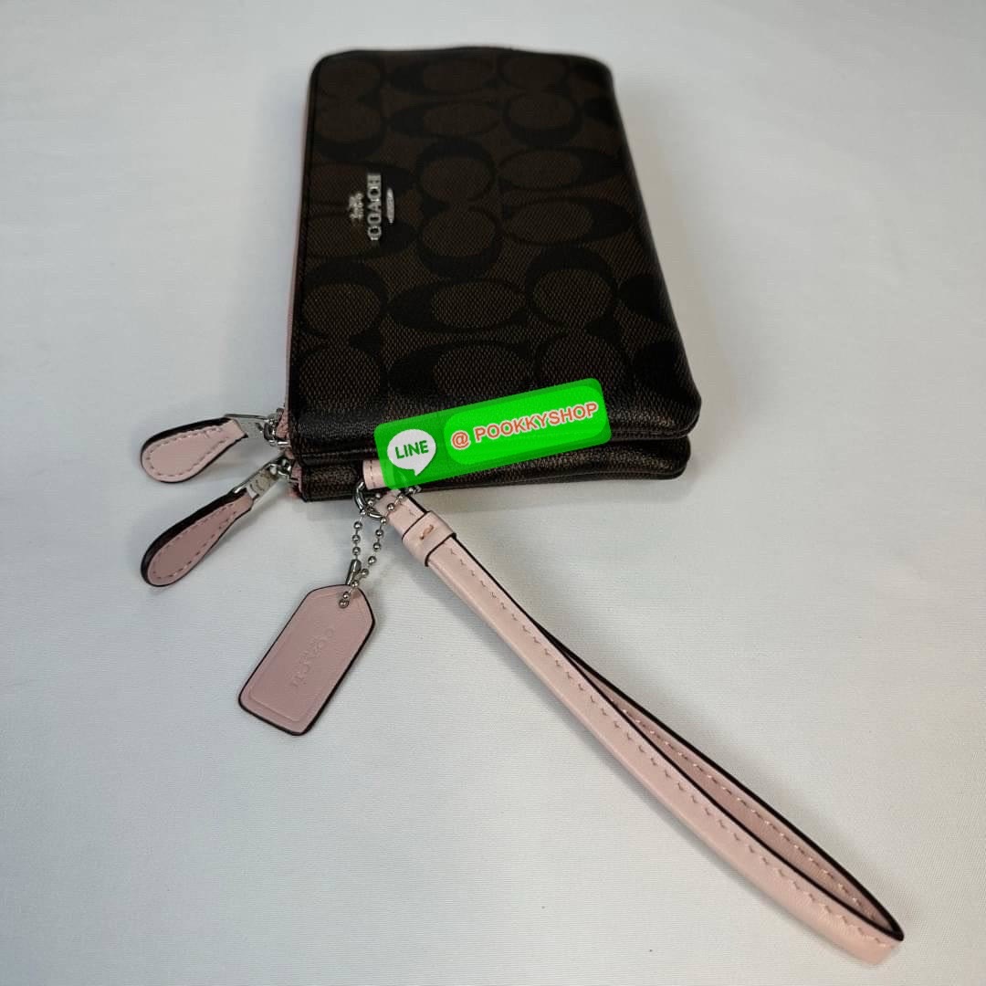 กระเป๋าคล้องมือ COACH 87591 DOUBLE CORNER ZIP WRISTLET IN SIGNATURE CANVAS (COACH 87591 ） กระเป๋าคล้องมือ2เซิปใหญ่ ลายCหนังและ ด้านในเป็นผ้า แบ่งเป็นช่องเล็กๆใส่เหรียญใส่แบงค์ใส่บัตร แล้วแต่จะใส่มีหลายช่อง ใส่โทรศัพท์ได้ทุกรุ่นพร้อมสายคล้องมือ