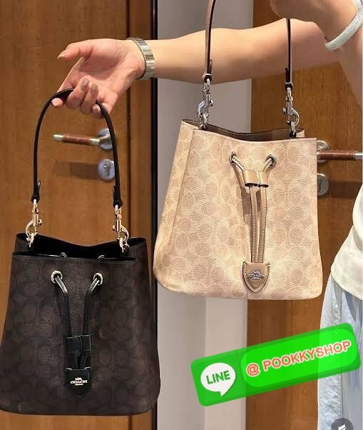 Coach Roan Bucket Bag Signature Canvas CBH07 กระเป๋าทรงบัคเก็ตใบเก๋ ดีไซน์คลาสสิก ลายซิกเนเจอร์สุดฮิต ใส่ได้ทุกโอกาส มาพร้อมสายสะพายปรับได้ ถอดได้ ใช้งานได้ทั้งสะพายไหล่ / crossbody / handheld