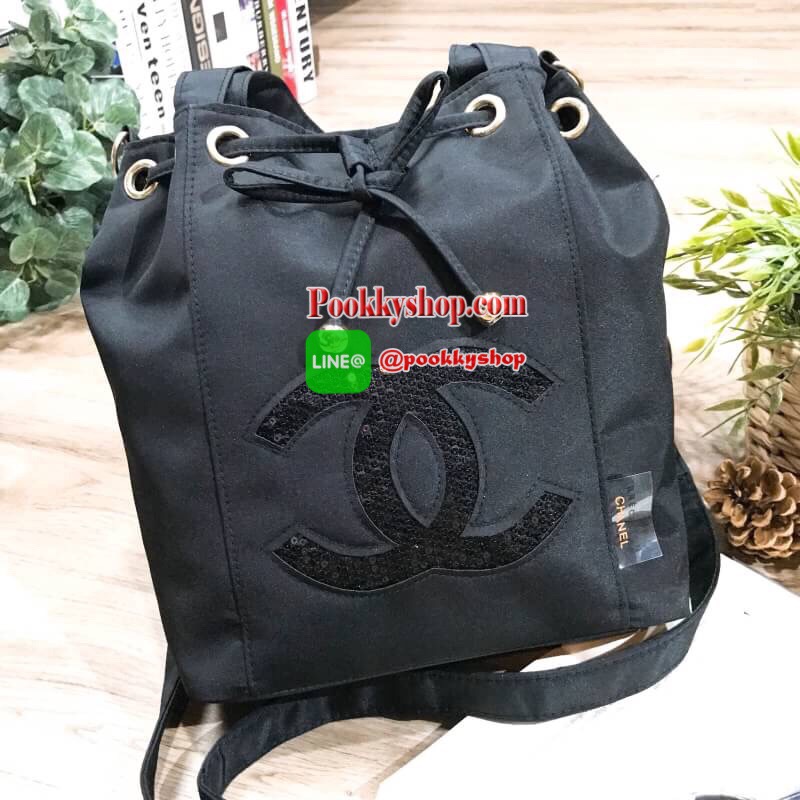 พร้อมส่งไอเท็มแนะนำ!!! Chanel Beaute Black Sequin Dreawstring Shopping Bag VIP GIFT Limited Edition ของแท้นำเข้าจากเคาน์เตอร์เครื่องสำอางค์ Chanel ขนาดกำลังดี น้ำหนักเบา ด้านหน้าประดับโลโก้แบรนด์สุดคลาสสิค เปิดปิดแบบหูรูด Drawstring พร้อมกระดุมแม่เหล็ก ซั