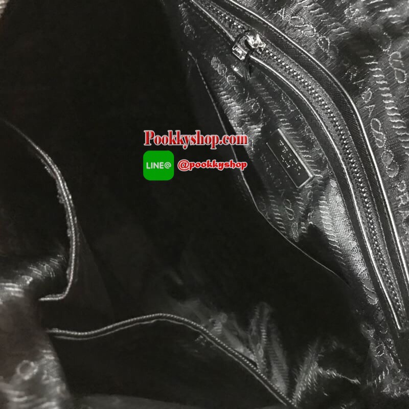 Don't Miss! PRADA NYLON LARGE HANDBAG กระเป๋าถือหรือสะพาย Limited edition VIP Gift With Purchase (GWP) จากเคาน์เตอร์แบรนด์วัสดุ Nylon&Polyester100% เนื้อหนาคุณภาพดีตามแบบฉบับแบรนด์ ด้านหน้าประดับโลโก้เปิดปิดด้วยซิปสะดวกใช้ หูกระเป๋าและสายสะพายสีดำตัด