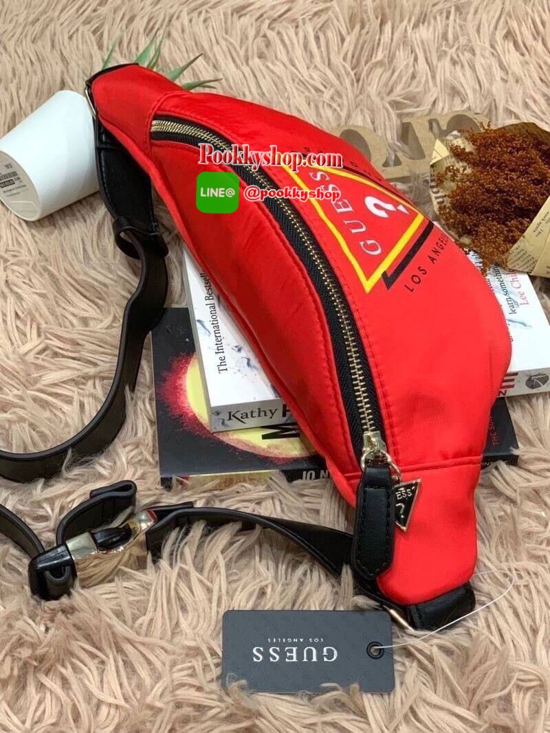 Guess Adjustable belt strap waist bag กระเป๋าทรงคาดอกคาดเอวทรงยอดฮิตแห่งปี ออกมาให้ยลโฉมอีกรุ่นด้วยการใช้งานที่ง่ายและคล่องตัว มีหัวซิปสามเหลี่ยมโลโก้แบรนด์เป็นสัญลักษณ์ ใส่โทรศัพท์มือถือได้ทุกรุ่น สายสะพายปรับได้ฟรีไซส์ สวยดูโฉบเฉี่ยวเอาใจวัยรุ่นเลยคร้า!