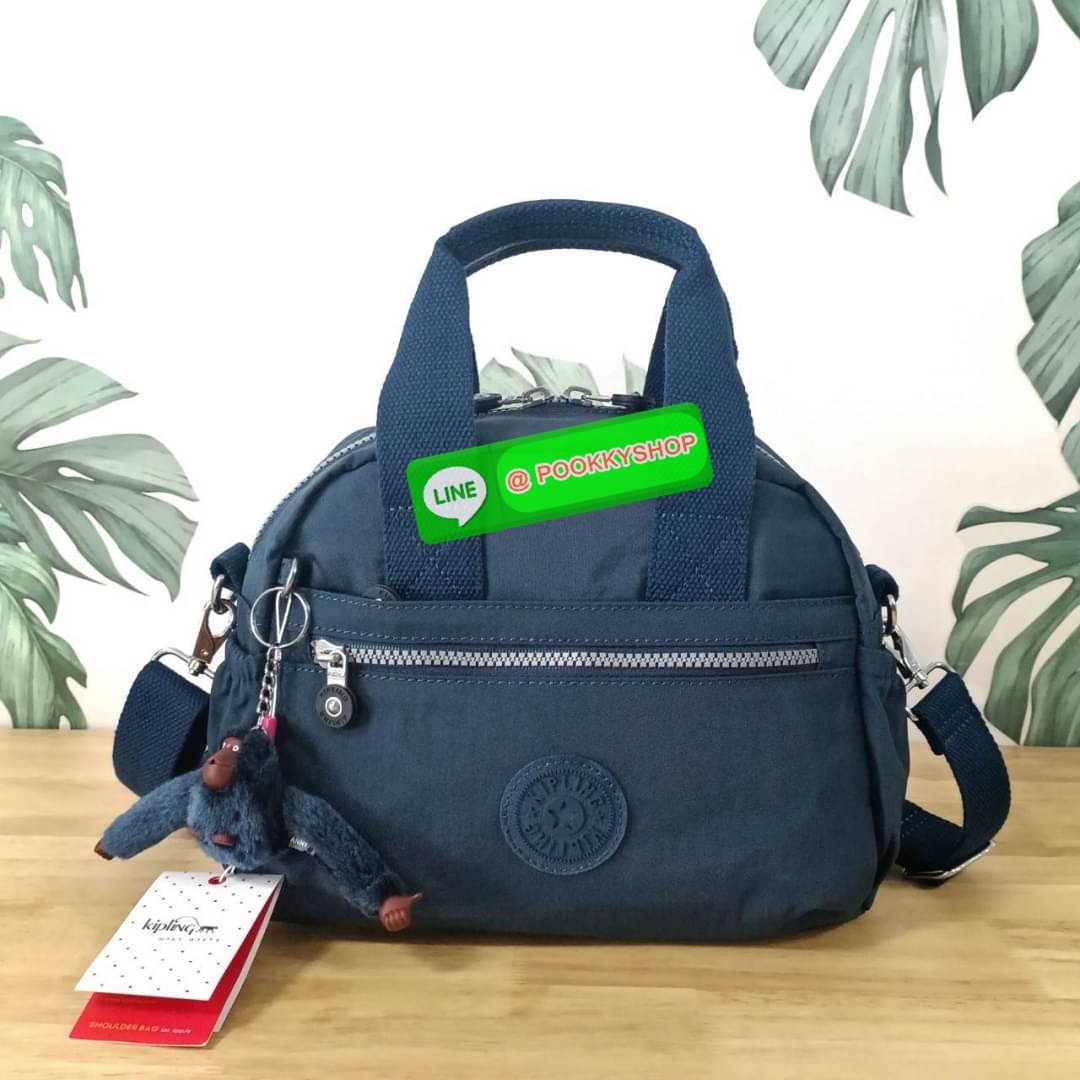 Kipling K1006 Handbag กระเป๋าถือหรือสะพาย วัสดุ Polyester 100% รุ่นใหม่ มีให้เลือกทั้งแบบเรียบ และ ลายน่ารัก มีช่องแยกด้านหน้า 2 ช่อง ช่องหลักโล่งกว้าง พร้อมช่อง pocket แยก 2 ช่อง ใช้งานได้ครบครัน สามารถสตางค์ใบยาวได้ ขนาดกำลังดี จะใช้ทำงาน ไปเรียน หรือ ถ