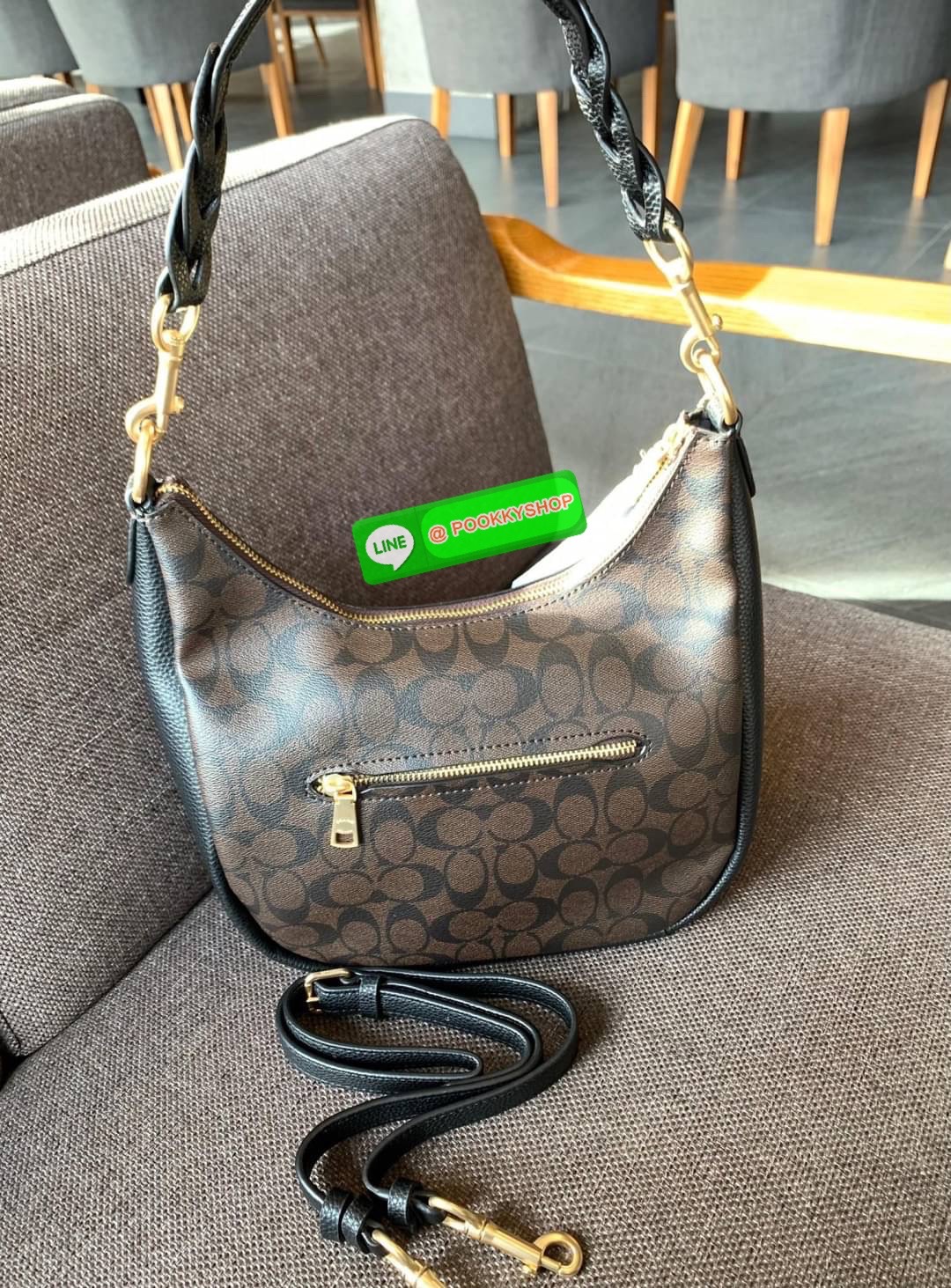 COACH JULES HOBO BAG ((C9189//9190)) 🌍พร้อมส่งที่ไทย! ต้องบอกก่อนว่าหนังรุ่นนี้อย่างดี นิ่มมากๆ สัมผัสแล้วรู้สึกละมุน กับกระเป๋าใบใหญ่ ทรงสวย เปิดปิดกระเป๋าแบบซิปมีหนังห้อยเพิ่มความเก๋ตรงหัวซิปค่ะ ภายในกระเป๋ากว้างมาก ใส่สัมภาระได้ครบครัน หายห่วงเ