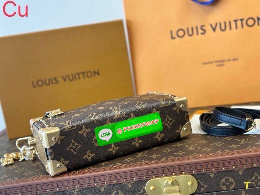 LV Slim Trunk Monogram Canvas Bag กระเป๋าสะพายทรงสลิม สุดยอดไอโคนิค ทรงสวย สวยมีเสน่ห์ แต่งหมุดเพิ่มร็อคแอนด์โรลด์ตามสไตส์แบรนด์ โดดเด่นด้วยหมุดเข้ามุม คล้องแขนคล้องไหล่เก๋ๆ หรือสะพายข้างชิคๆ พร้อมตอบรับได้ทุกลุค ทุกสไตล์ไปเลยจ้า