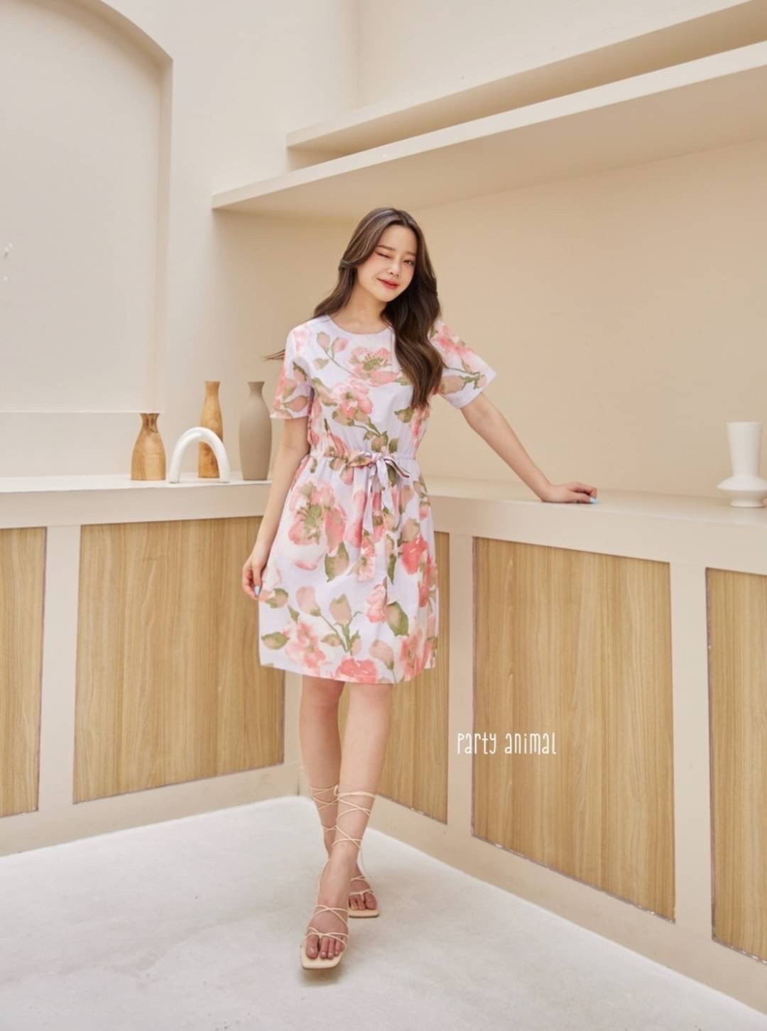 🌻🌸🪸ลายดอกไม้คิ้วท์ๆค้าา🥰🥰เดรสคอกลมแขนสั้นทรงกระโปรงเอบานเล็กน้อย เอวยืด เนื้อผ้าคอตตอน 100% ลายน่ารักค้าา มีซับในกระโปรง มีกระเป๋าล้วงข้างค่ะ 3ลาย