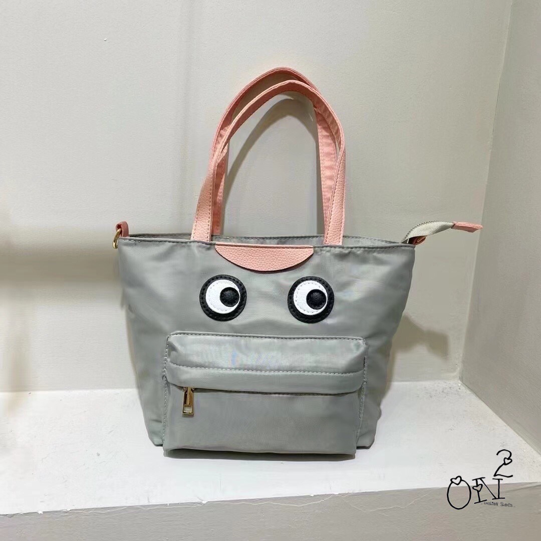 กระเป๋าสะพายข้าง brand anya วัสดุตัวกระเป๋าทำจากผ้ากันน้ำอย่างดีสีดำ ด้านหน้าส่วนลายเป็นหนังเย็บติด กระเป๋าเป็นปากซิป ด้านหน้ามีกระเป๋าเปิดออกมาเป็นสีแดงนะคะ มาพร้อมสายยาวทำจากผ้าไนล่อนอย่างหนาสีดำ สามารถปรับระดับได้