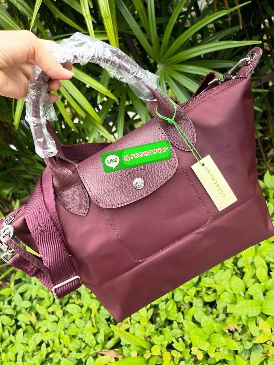 💕Longchamp LE PLIAGE NÉO TOP HANDLE BAG (small size) อีกหนึ่งรุ่นยอดนิยม ที่สาวๆ ต้องมีไว้เก็บไว้สักใบ กระเป๋าโท้ทใบนี้ มาพร้อมกับสีที่มีสไตล์เรียบง่าย มีสายสะพายยาวปรับสั้นยาวได้ช่วยให้คุณสามารถสะพายไหล่ได้อย่างสบาย ในตัวสายปักโลโก้อันเป็นสัญลักษ