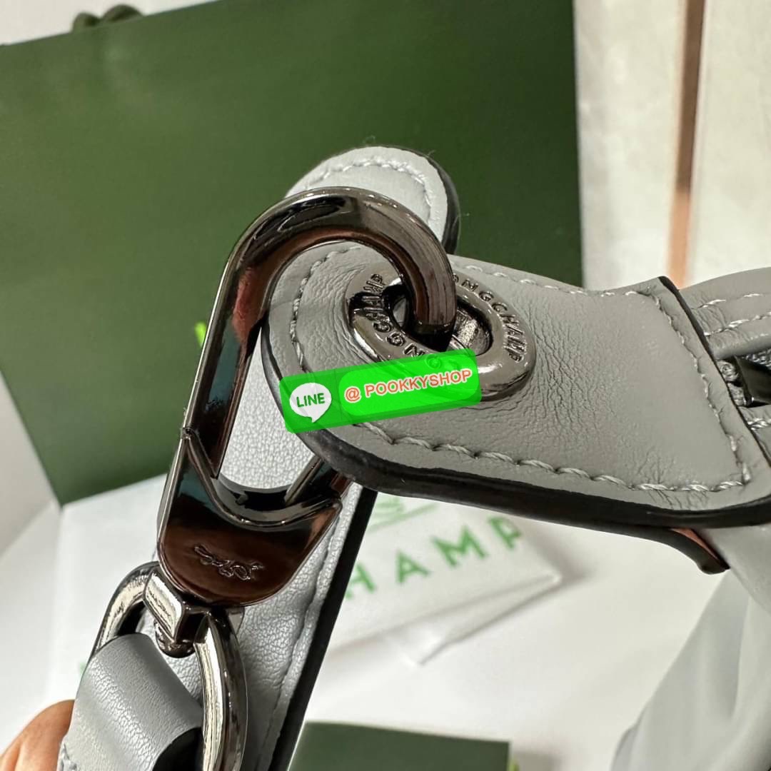 LONGCHAM LE PLIAGE XTRA Hobo bag M กระเป๋าสะพายไหล่ HOBO ออกแบบเพื่อให้ดูเรียบหรูหรา มีความสง่า รูปทรงเก๋ไก๋ วัสดุหนังแกะนิ่มมือ สายสะพายไหล่ปรับระดับได้และถอดออกถือได้ เปิด- ปิด ด้วย ซิป ภายใน ช่องโล่งกว้าง มีช่องซิปแยก ใบใหญ่สามารถใส่ของได้เยอะคะ