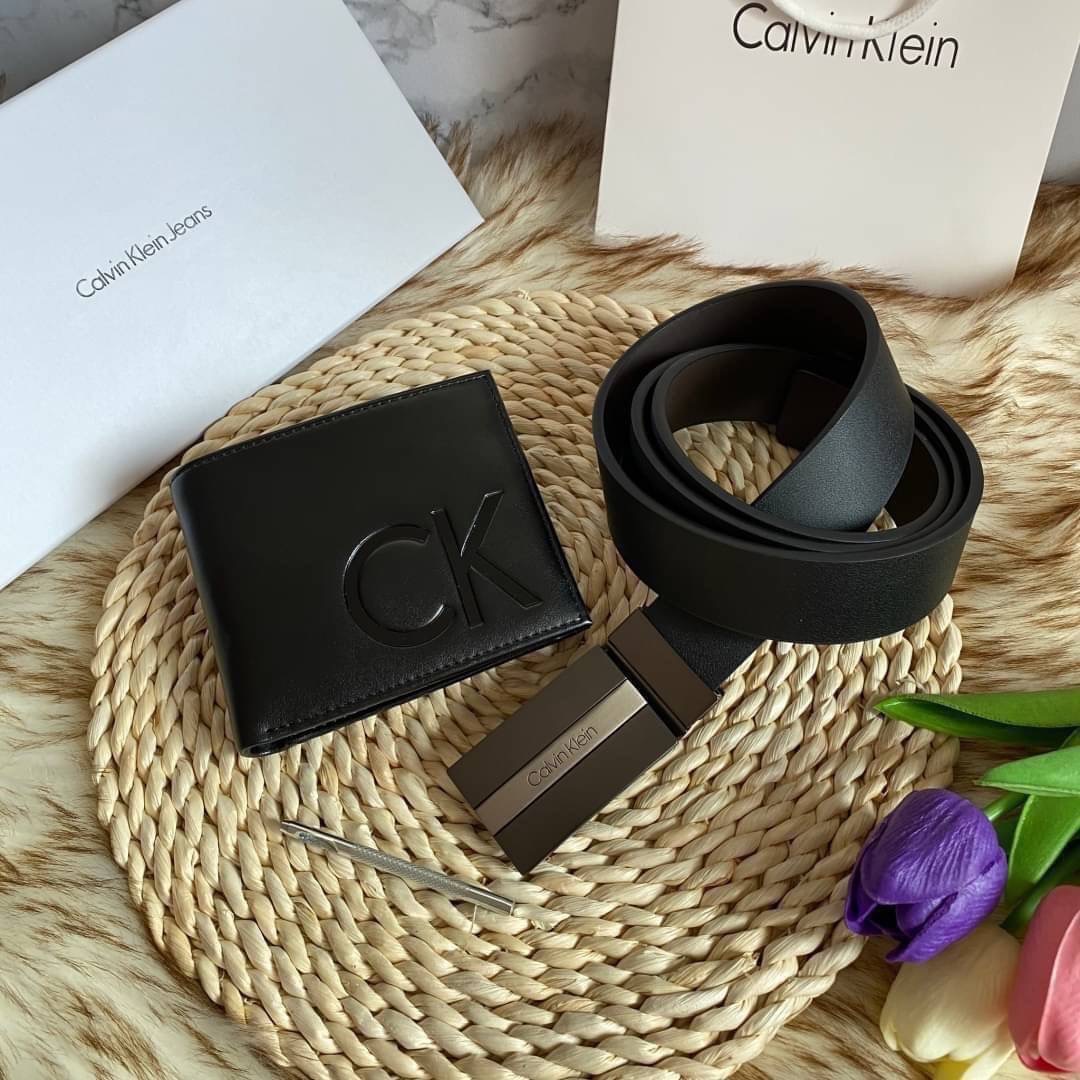 Calvin Klein Leather Belt & Wallet Set Setกระเป๋าสตางค์+เข็มขัด กระเป๋าสตางค์ด้านหน้าปั๊มชื่อแบรนด์ มีช่องใส่บัตร ช่องใส่ธนบัตร 2 ช่อง และช่องเก็บเหรียญ เข็มขัดหนังแท้ปั๊มแบรนด์ สามารถสลับใช้ได้ทั้ง 2 ด้าน เข็มขัดปรับระดับได้ 5 ระดับ มาพร้อมที่เจาะรูจ้า