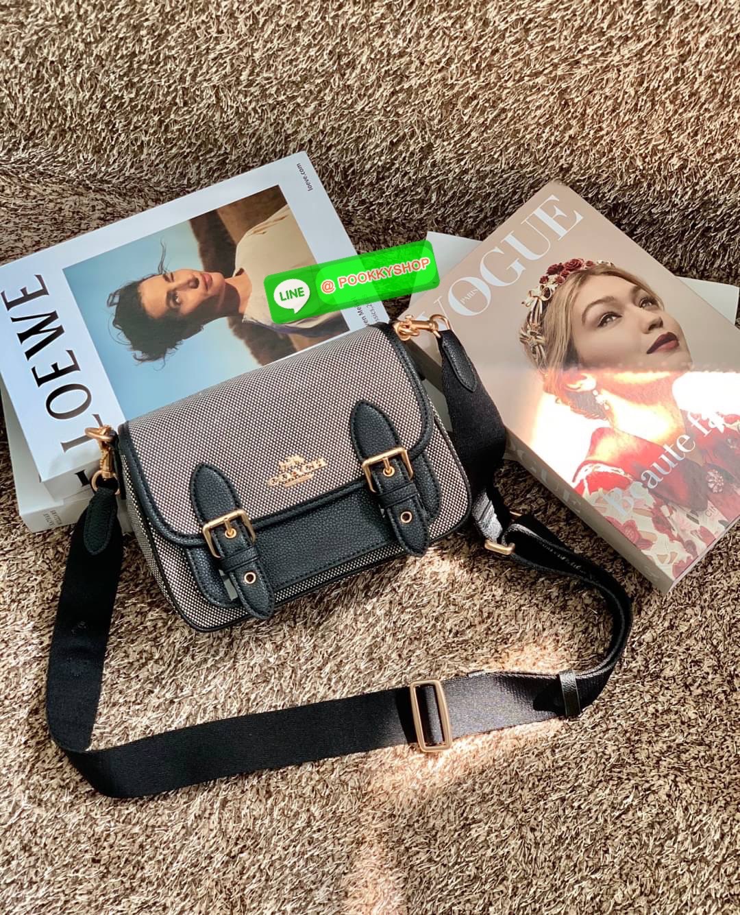 COACH LUCY CROSSBODY BAG((CA622)) 🔹พร้อมส่ง กระเป๋าสะพายแบบครอสบอดี้ร์ ทรงเก๋ วัสดุ แคนวาส+หนังแท้ ได้ลงตัวสวยงาม 🔹เปิดปิดกระเป๋าแบบกระดุมแป๊กสองข้าง ภายในมีข่องให้ใส่ของ3ช่องด้วยกัน ช่องค่อนข้างกางออกได้กว้าง จุของได้หลายอย่างเลยค่ะ มีช่อ