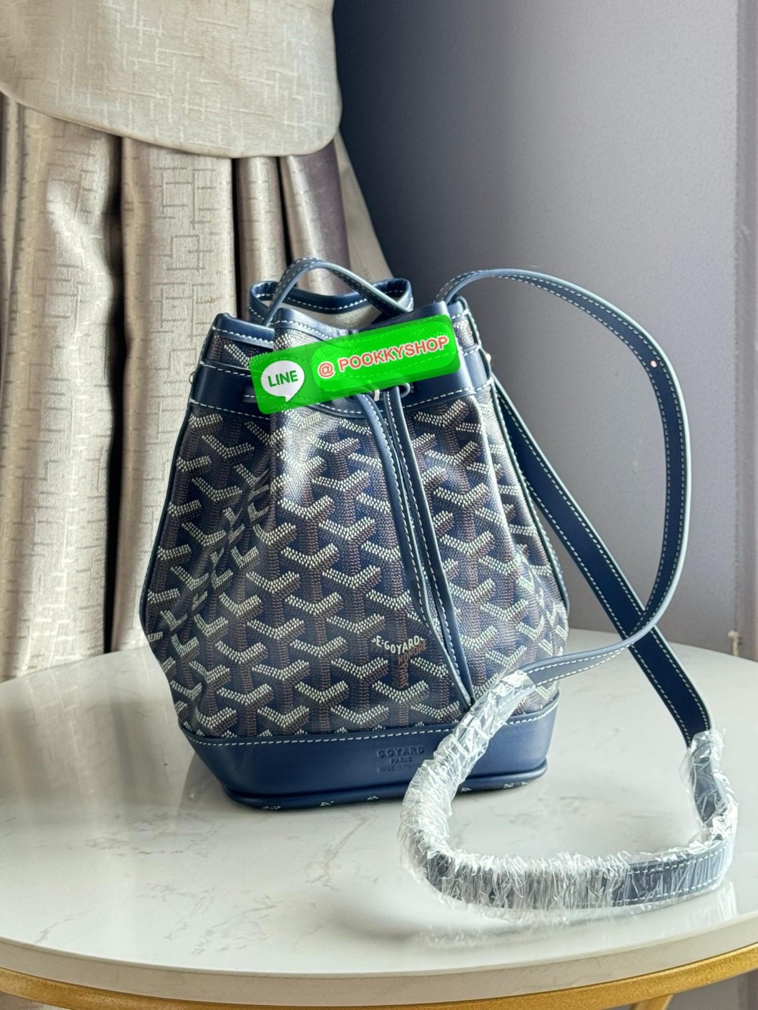 GOYARD PETIT FLOT BUCKET BAG กระเป๋าทรงถังรุ่น Petit Flot เป็น re-issue ของรุ่นดั้งเดิม ด้วยรูปทรงที่ถูกออกแบบมาอย่างสวยงาม ลงตัว เข้ากับทุกการแต่งตัว รวมถึงทันกระแสแฟชั่นทุกยุคทุกสมัย ภายในกว้างจึงสามารถบรรจุสิ่งของได้เยอะจุใจและเก็บของต่าง ๆ ได้อย่างปลอ