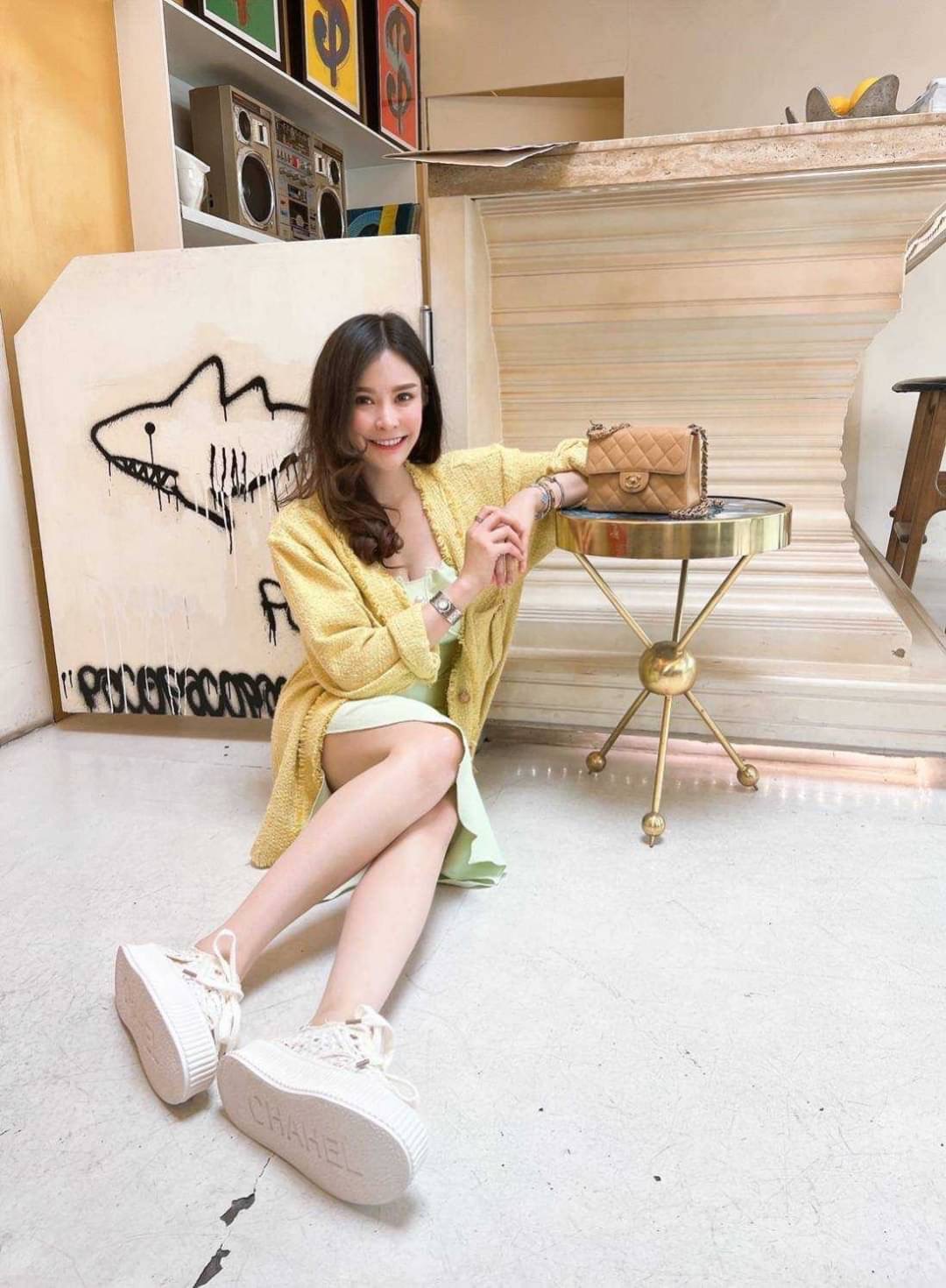 พร้อมส่ง... งานเป๊ะมากก งานเกรดดีที่สุด ขึ้นแบบ 1:1 CHAMEL คอลใหม่2022 ใส่เที่ยวเกร๋ๆดูแพงเเนะนำค่า ของต้องมีนะจ้าา .คอลใหม่ทรงเเละสีใส่ได้กับทุกชุด ใส่สวยๆ เกร๋ๆเลยค่า คู่นี้ใช่เลยค่า อีกรุ่นที่ต้องมีติดตู้นะค่า คอลเลคชั่นใหม่ล่าสุดงานเกรดHiend. รุ่นนี้ง