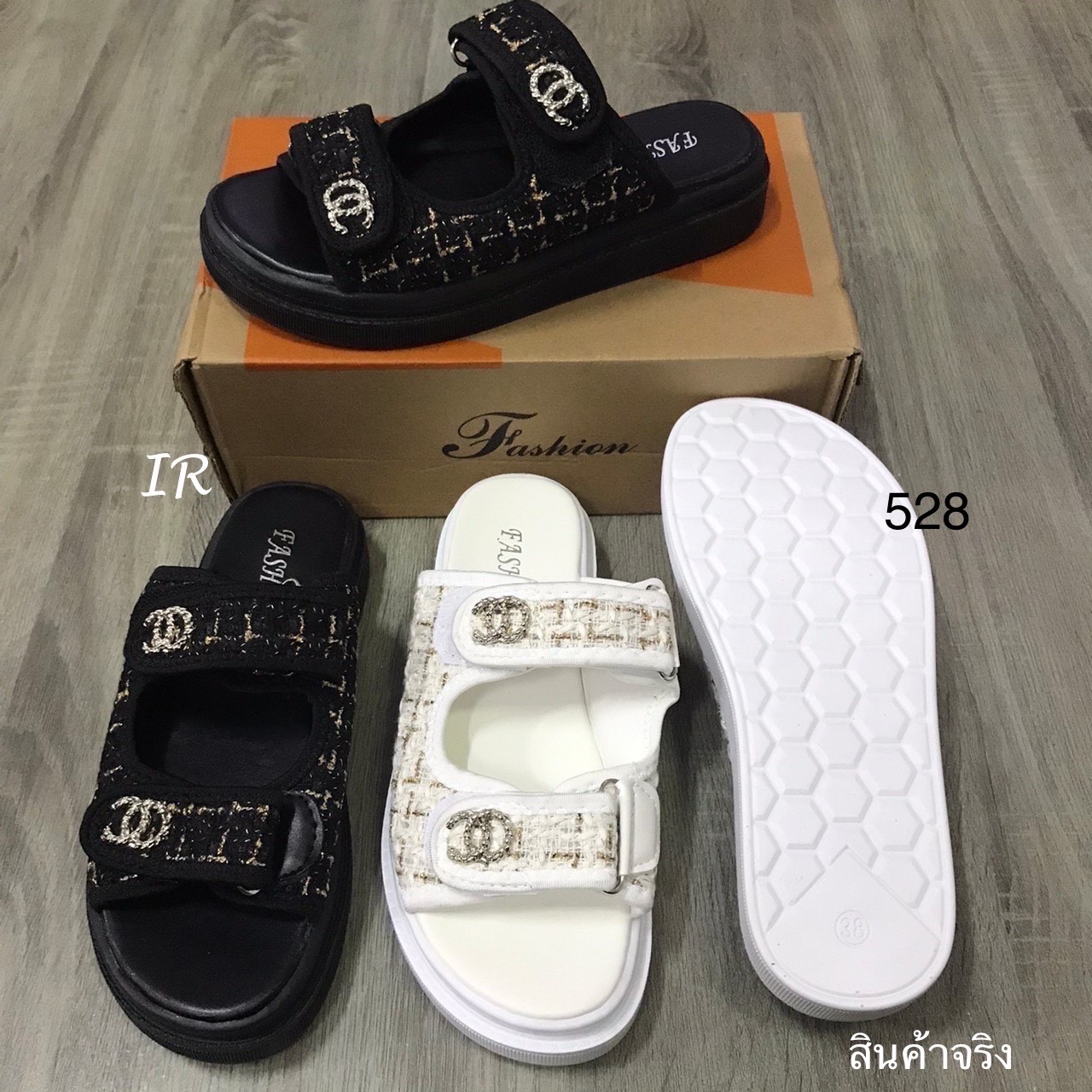 แบบขายดี!!! พร้อมส่ง เข้าแล้วค่า สวยฟาดมากแม่!! Chanel sandal ลำลองผ้าทวิต แต่งอะไหล่ สายปรับได้ พื้นนิ่ม สวยมากกก มองหารองเท้าสวยๆใส่แล้วดูดี ดูแพง คู่นี้เลยค่า