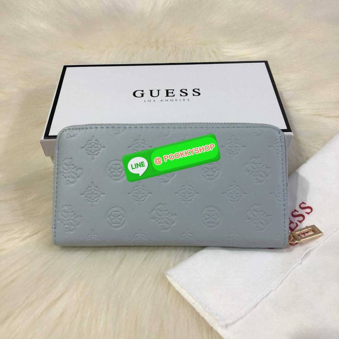 GUESS WOMEN'S LONG WALLET กระเป๋าสตางค์ใบยาว สวยมากค่ะ เปิดปิดด้วยซิป ด้านหน้าประดับโลโก้แบรนด์ ด้านหลังมีช่องซิป หัวซิปแบรนด์ทุกจุด ภายในมีช่องใส่ธนบัตรแบงก์พัน ช่องซิปกลางและช่องใส่บัตรหลายช่องสวยน่าใช้ทุกสีค่ะ มาพร้อมกล่องกระดาษแบรนด์และถุงผ้ามอบเ