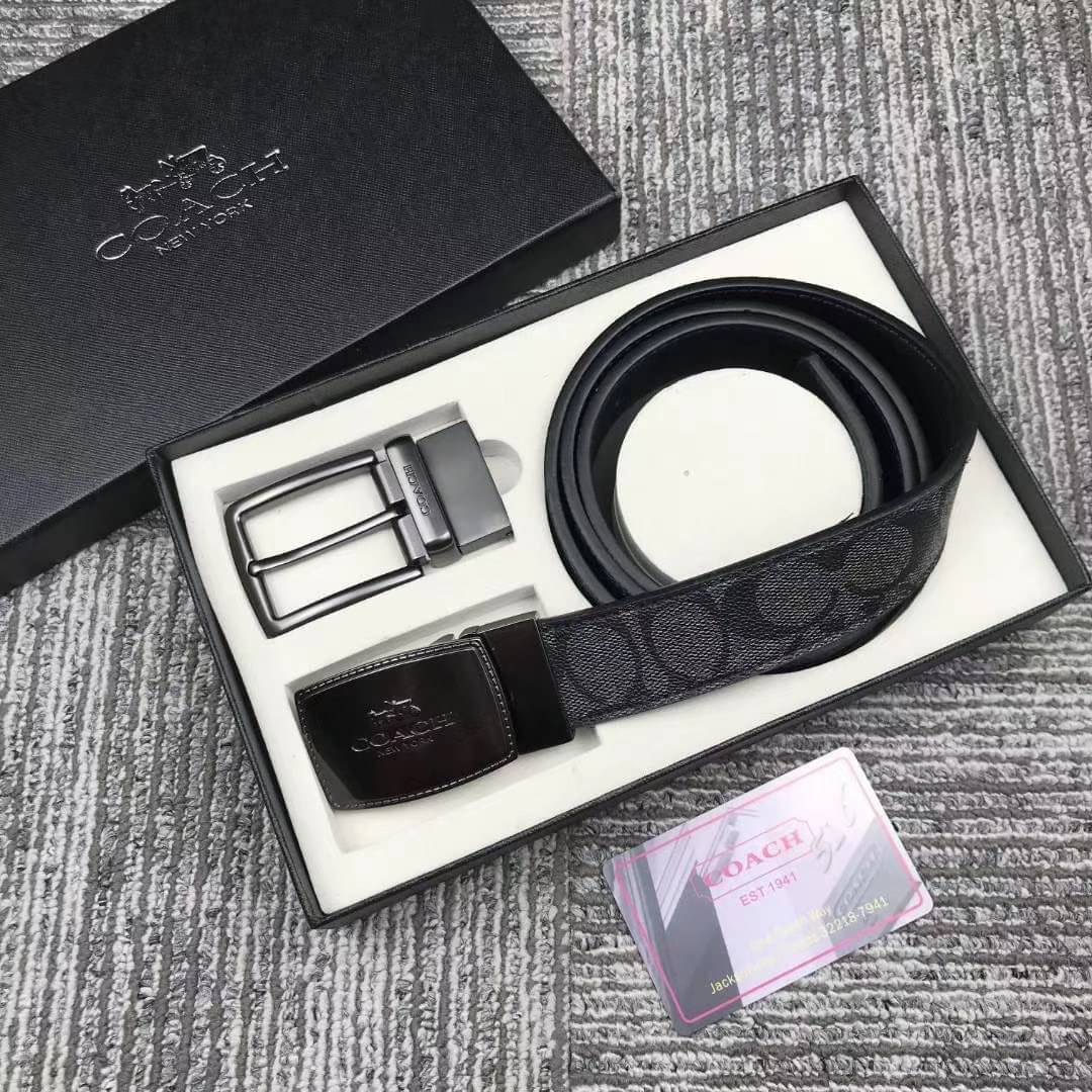 Set เข็มขัด coach 2 หัว ใส่แบบเจาะรูเข็มขัด สายลายC นูนสลับกับด้านเรียบ สลับใช้ได้ 2 ด้าน ทั้งยังสามารถเจาะรูเพิ่มได้ รุ่นนี้มาพร้อมป้ายแท็กแบรนด์ หัวเข็มขัดใส่ได้ง่าย ถอดได้ไม่ยาก ซื้อเป็นของขวัญของฝาก ดูดีมากๆเลยนะคะ