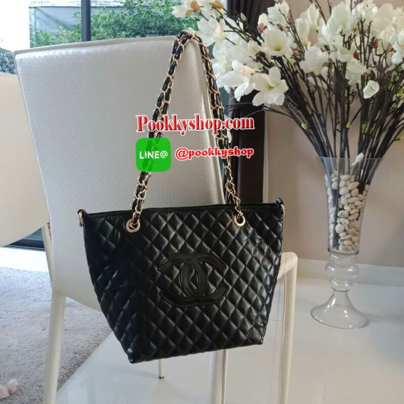 Must Have! Chanel Tote & Shopping Bag กระเป๋าสะพายทรง Shopping Bag พรีเมี่ยมกิ้ฟ Limited Edition ของแท้ 100% นำเข้าจาก Chanel Perfume Counter ใบใหญ่วัสดุหนัง PU ประดับโลโก้ CC สุดคลาสสิค ซับใน Polyester 100% เปิดปิดด้วยกระดุมแม่เหล็ก จุสุดๆ สามารถใส่เอกสา