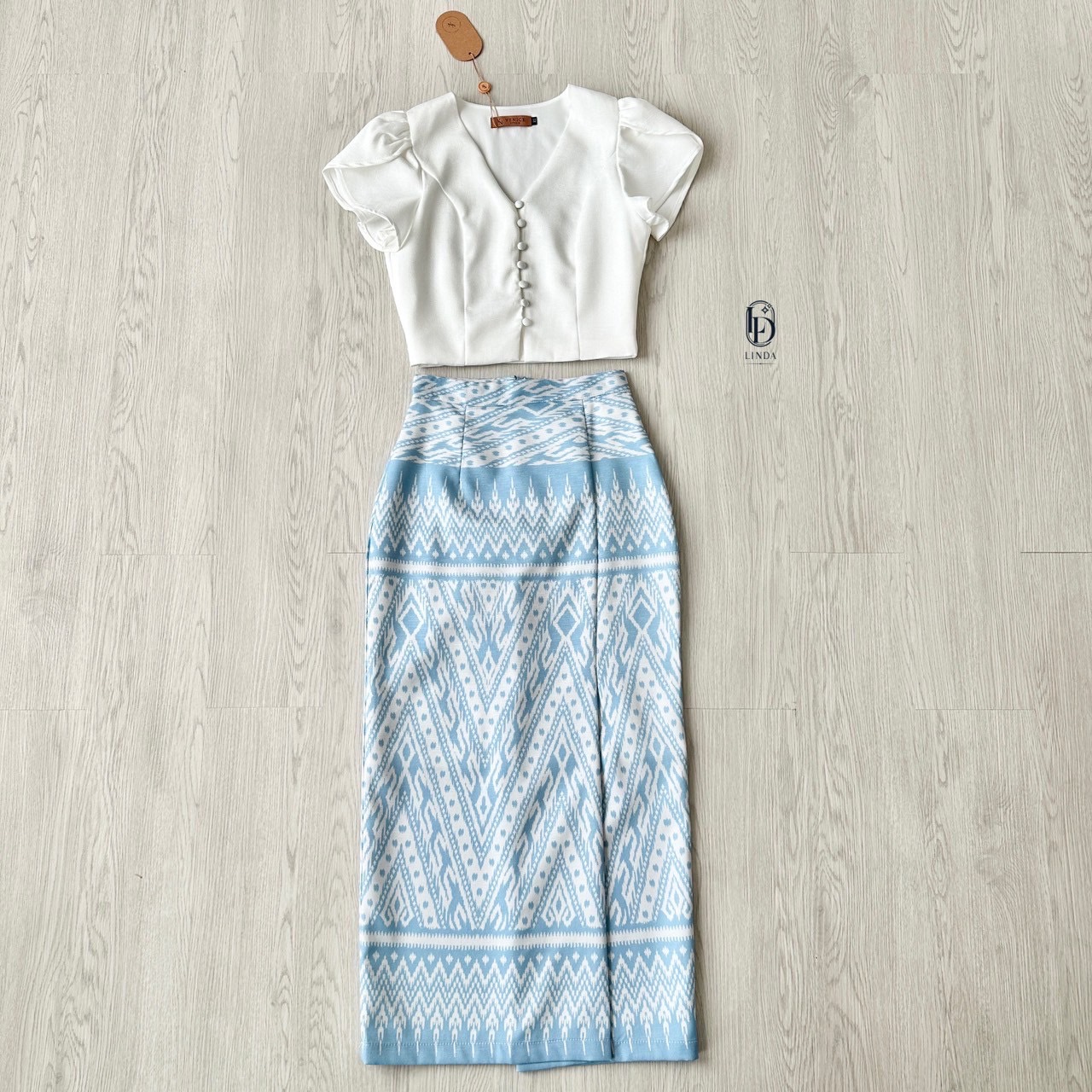 ชุดเซทแฟชั่น ชุดไทยสองชิ้นผ้าถุงเป็นผ้าพิมพ์ลายเกรดพรีเมี่ยม มีด้วยกันสองสีนะคะ สีฟ้าและสีชมพู