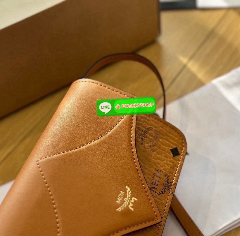 👜 MCM Diamond Shoulder Bag in Visetos Leather Mix 👜 • กระเป๋าสะพายรุ่น Diamond Shoulder Bag ดีไซน์หรู โดดเด่นด้วยฝาปิดรูปทรง “เพชร” เอกลักษณ์เฉพาะของรุ่นนี้ 💎 • วัสดุ Visetos Coated Canvas ผสม หนังแท้เรียบเนียน (Leather Mix)