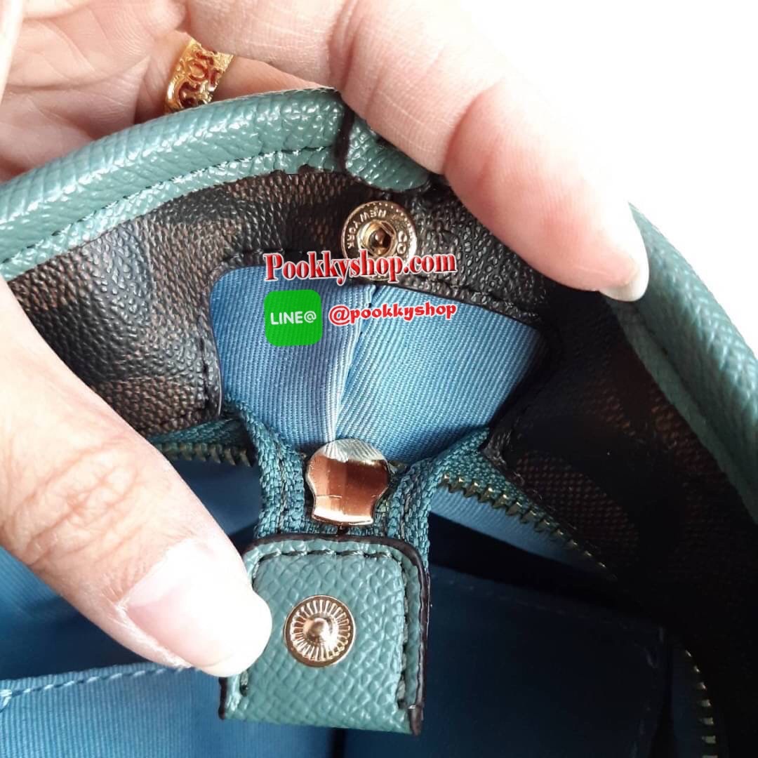COACH F22969 MINI CITY ZIP TOTE IN SIGNATURE CANVAS กระเป๋าถือทรงโท้ท ไซส์มินิ น่ารักน่าใช้ สะพายคล้องไหล่ได้เก๋ๆ เห็นใบเล็กแบบนี้ จุของแน่นๆไปเลยจ้า!! 😘 สีสวยคม วัสดุหนังแคนวาสคุณภาพ ปากกระเป๋าเปิด-ปิดด้วยซิป กันของหล่นได้ ถือไปไหนก็ได้ ถ่ายรูปชิ