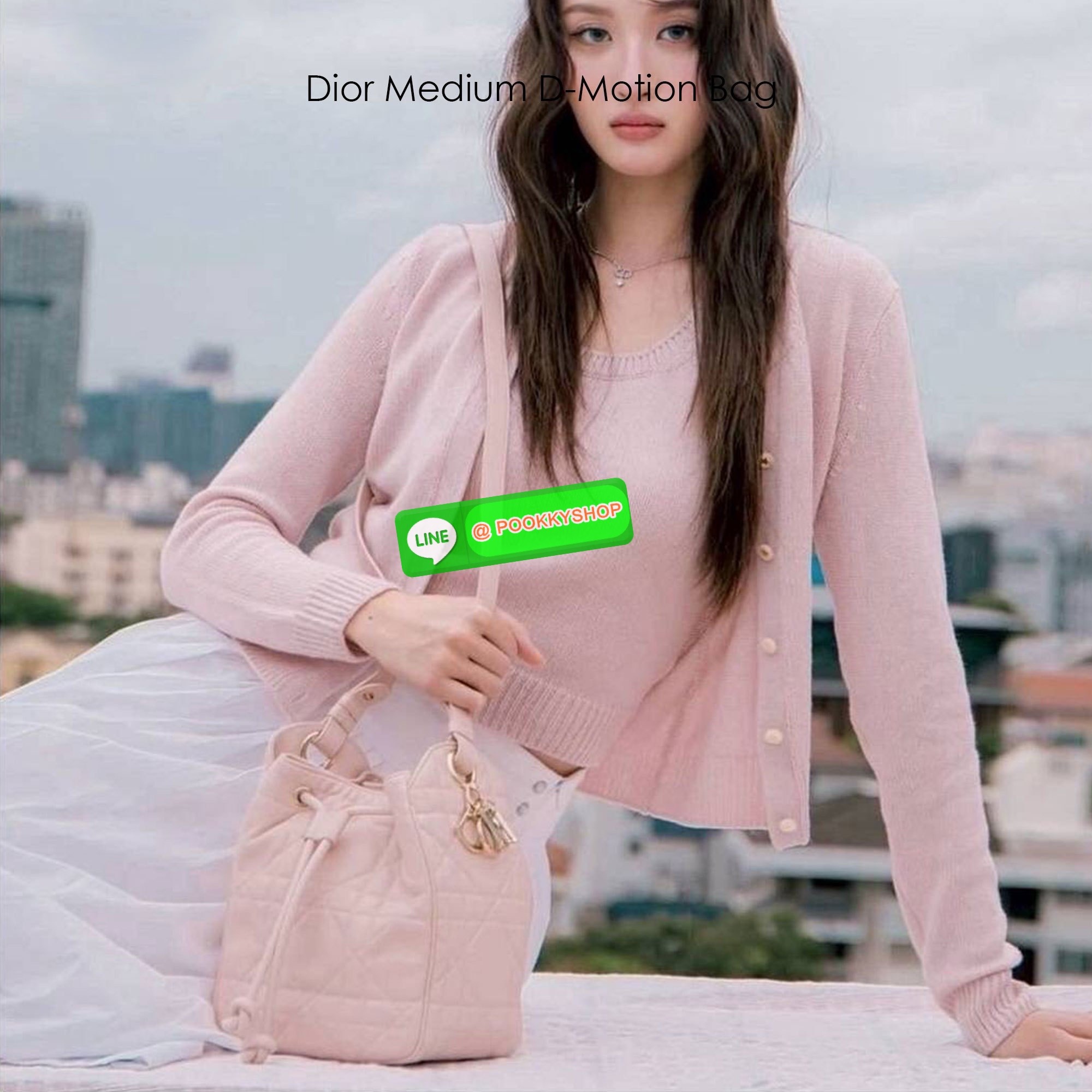 พร้อมส่ง | Dior Medium D-Motion Bag กระเป๋าสะพายทรงบัคเก็ต โดดเด่นด้วยดีไซน์ทรงถังทันสมัยเรียบง่ายใช้งานได้จริง เย็บตะเข็บแบบ Macrocannage นุ่มนวล มาพร้อมเชือกผูกรูดเปิดปิด ภายในโล่งกว้าง จุของได้เยอะ น่ารักน่าใช้มากค่ะ