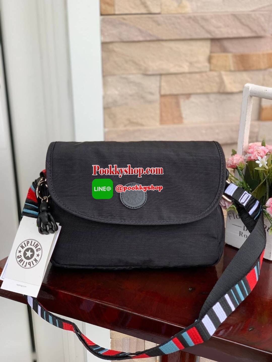 Kipling Cayleen Shoulder CrossbodyBag กระเป๋าสะพายที่สะพายได้ทั้งสายคู่และสายเดี่ยว เปืดปืดด้วยกระดุมแม่เหล็ก และซิปภายใน วัสดุpolymide100% น้ำหนักเบา สามารถใส่มินิไอแพค กระเป๋าสตางค์ยาวได้ ขนาดกลาง มีช่องซิปใช้งานทั้งภายในและภายนอก มีช่องใส่ของจุกจิก สะด