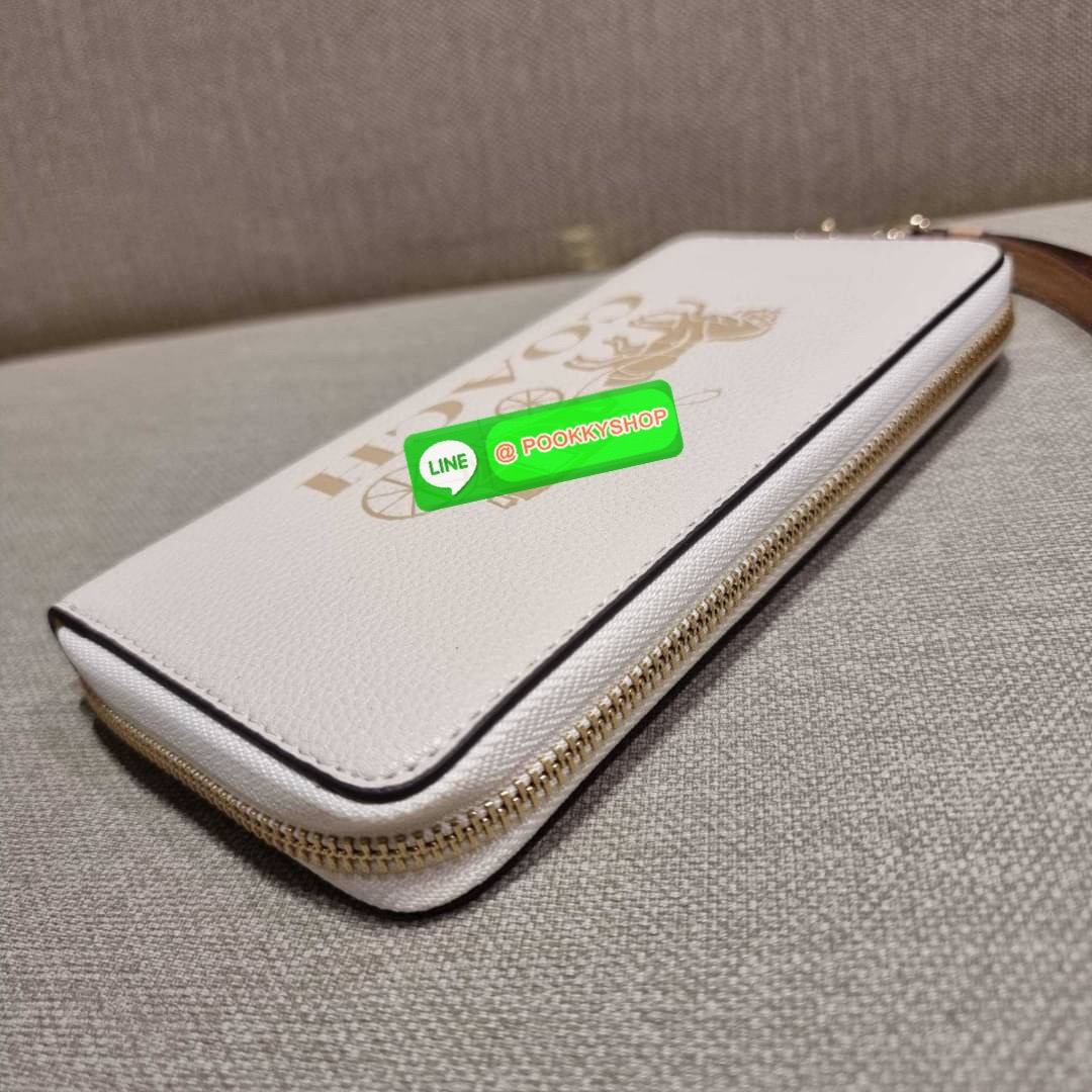 COACH C3548 LONG ZIP AROUND WALLET WITH HORSE AND CARRIAGE พร้อมเสิร์ฟความหรู กับคอลใหม่ สีสวย ผู้ดีขับผิวมาก กระเป๋าสตางค์ใบยาวกึ่งคล้องมือ เรียบหรู โดดเด่นด้วยโลโก้เอกลักษณ์ วัสดุหนัง pepble ทนทาน มาพร้อมสายคล้องมือ ถอดออกได้ ภายในใส่บัตรได้เยอะ มีช่องซ