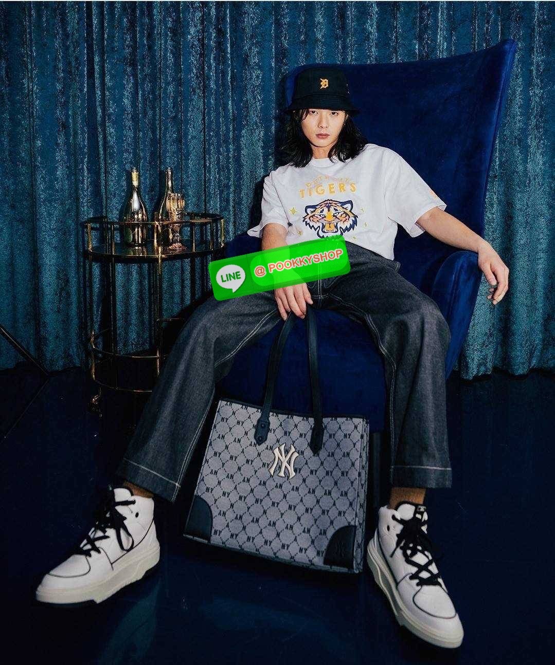 MLB MONOGRAM TOTE BAG กระเป๋าทรงโท้ท ใบใหญ่จุคุ้ม ที่มีกิมมิคไม่เหมือนใคร ด้วยดีไซน์ลวดลายโมโนแกรมเอกลักษณ์ ปั๊มลงบนผ้าแคนวาสและหนัง pu คุณภาพดี สวยคม ปากกระเป๋ามีอะไหล่เกี่ยวกันของหล่นได้ มาพร้อมสายสะพายในตัว ภายในโล่งกว้างมาก ใส่ของสำคัญได้แบบไร้กังวล ห