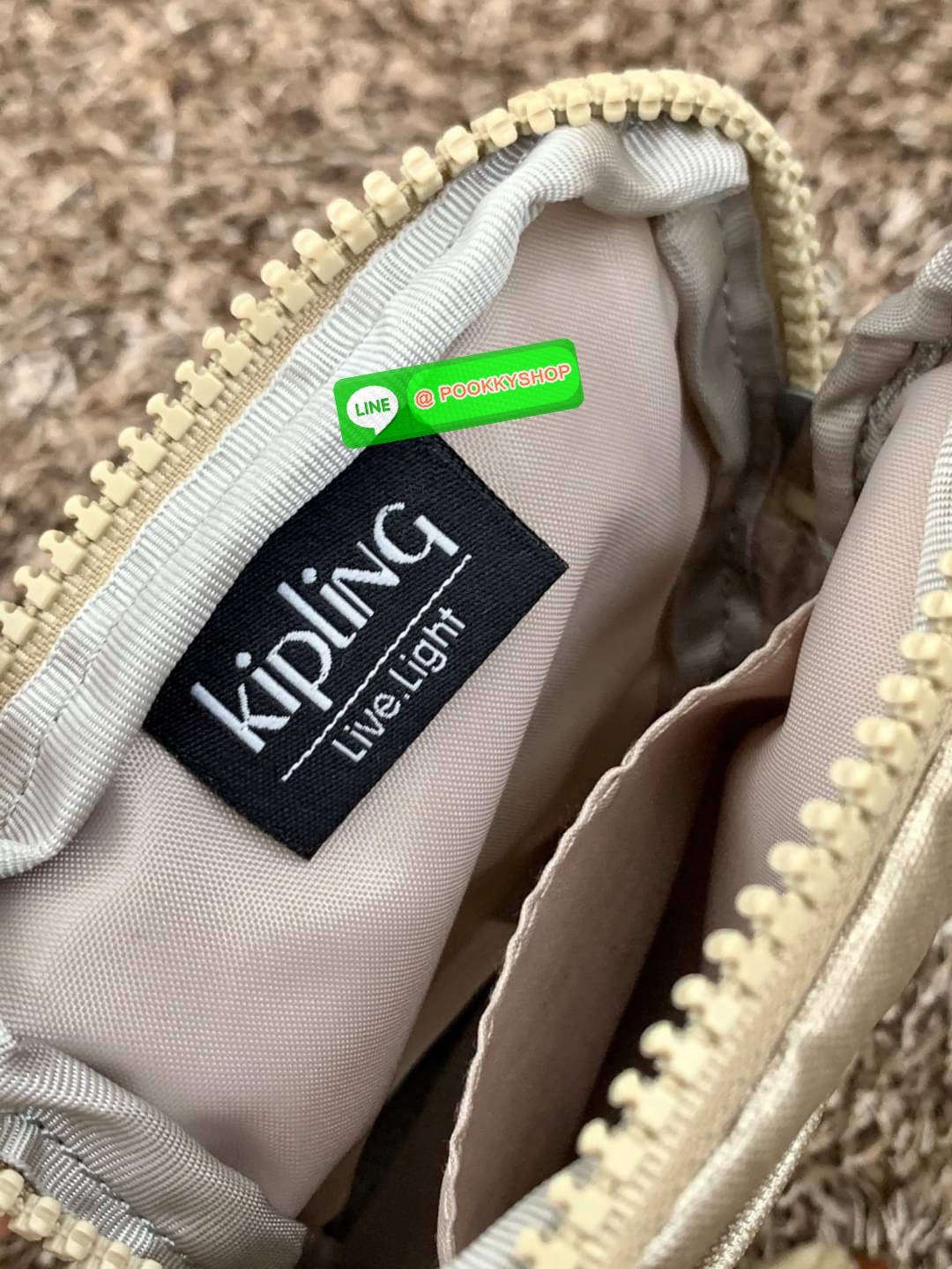 KIPLING TALLY KI1079 🎯ไม่มีใครไม่รู้จักกับแบรนด์ดังฝั่งเบลเยียม อีกหนึ่งแบรนด์ที่สาวๆต้องมีติดตัวอย่างน้อย1ใบค่าา 🔺กระเป๋าสะพายข้าง วัสดุไนล่อนอย่างดี เคลือบกันน้ำ