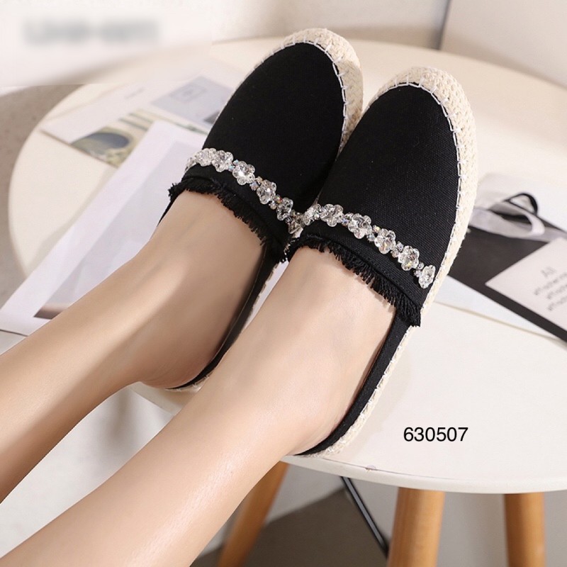 แบบขายดี!!! พร้อมส่ง เสริมลุคของคุณให้ดูลุคสวยชิคด้วยคู่นี้ค่า ทำจากวัสดุผ้าแคนวาสนิ่มเกรดแพงดีไซน์แต่งเพชรคาดเย็บทุกเม็ด ด้านในซับหนังพื้นนวมนิ่มใส่สบายเท้า สาวๆแฟชั่นนิ่สต้าตัวจริง ห้ามพลาดเลยค่า