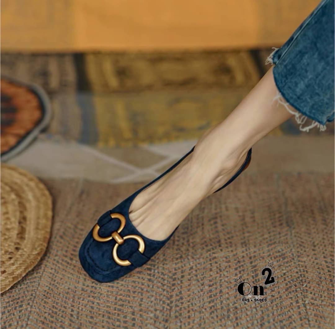 พร้อมส่งรองเท้าหัวคัชชูเปิดหลังรัดข้อเท้า หน้าแต่งอะไหล่ทองเหลือง สไตล์แบรนด์ส้นเป็นอะไหล่ทองสวยหรู สายรับปรับได้ คู่นี้ใส่แมทกับชุดได้ง่ายทั้งกางเกงและกระโปรงได้หมดทรงสวย