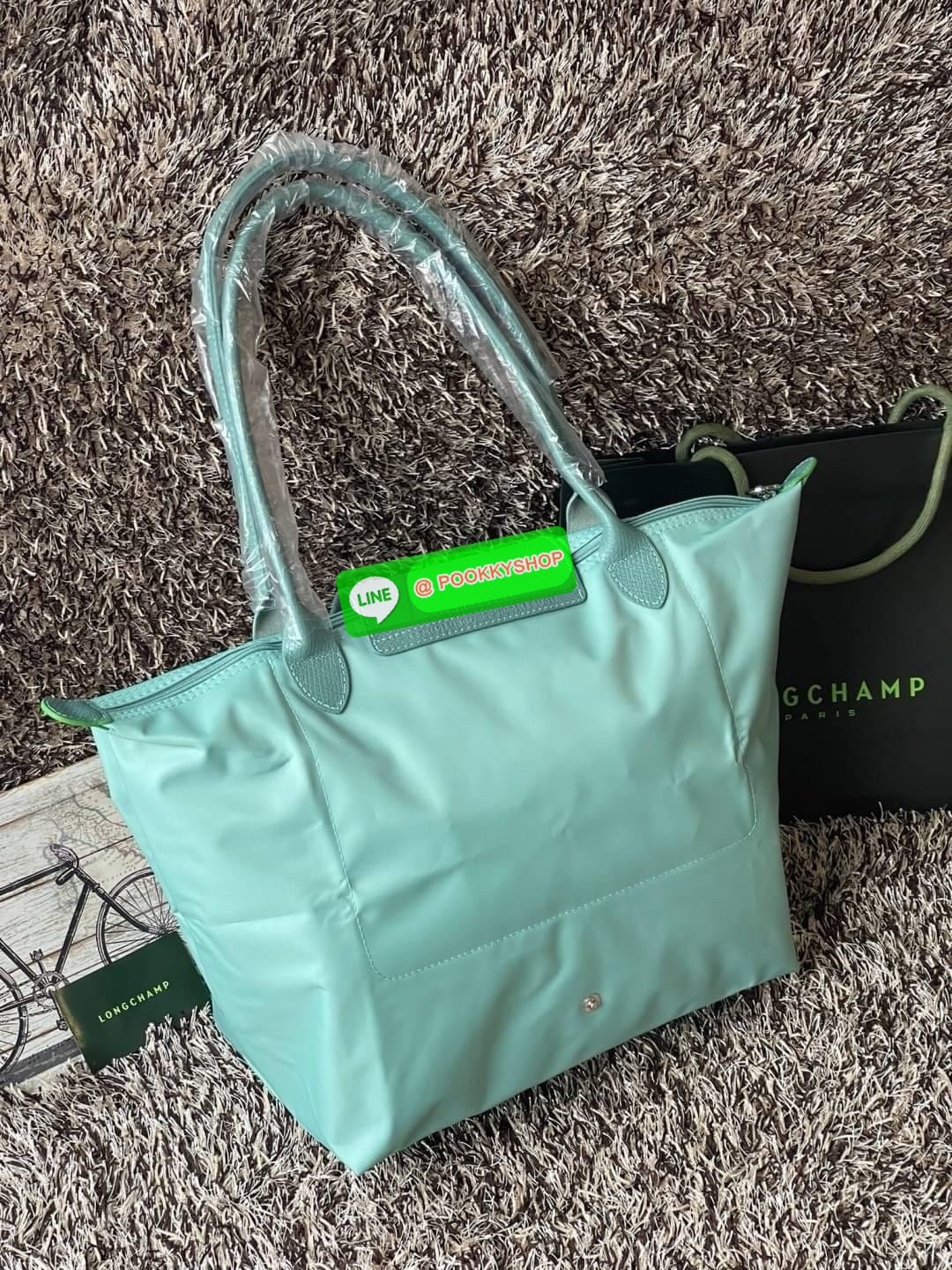 LONGCHAMP LE PLIAGE GREEN Shoulder bag L กระเป๋าโท้ทใบนี้ดึงดูดใจคุณด้วยรูปทรงมินิมอลและปริมาตรที่เพียงพอซึ่งสามารถเก็บเอกสารหรือแล็ปท็อปทั้งหมดของคุณได้อย่างง่ายดาย ด้ามยาวช่วยให้คุณสวมใส่ได้อย่างสบายบนไหล่ ขณะที่การปิดด้วยซิปช่วยให้มั่นใจได้ว่าสิ่งของทั