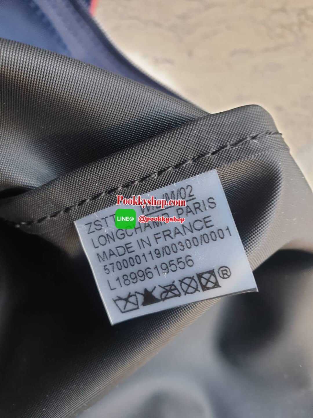 Longchamp Le Pliage Club Tote Bag Size L หูยาว วัสดุเนื้อผ้า Nylon Canvas เคลือบกันนำ้ ตัดด้วยหนังแท้ที่มีน้ำหนักเบา ดีไซน์เรียบง่ายแต่เต็มไปด้วยความคลาสสิก จนเป็นที่ชื่นชอบไปทั่วโลก Longchamp ปรับโฉม LE PLIAGE ด้วยการปักลายรูปม้า-ตราสัญลักษณ์ของแบรนด์บนผ