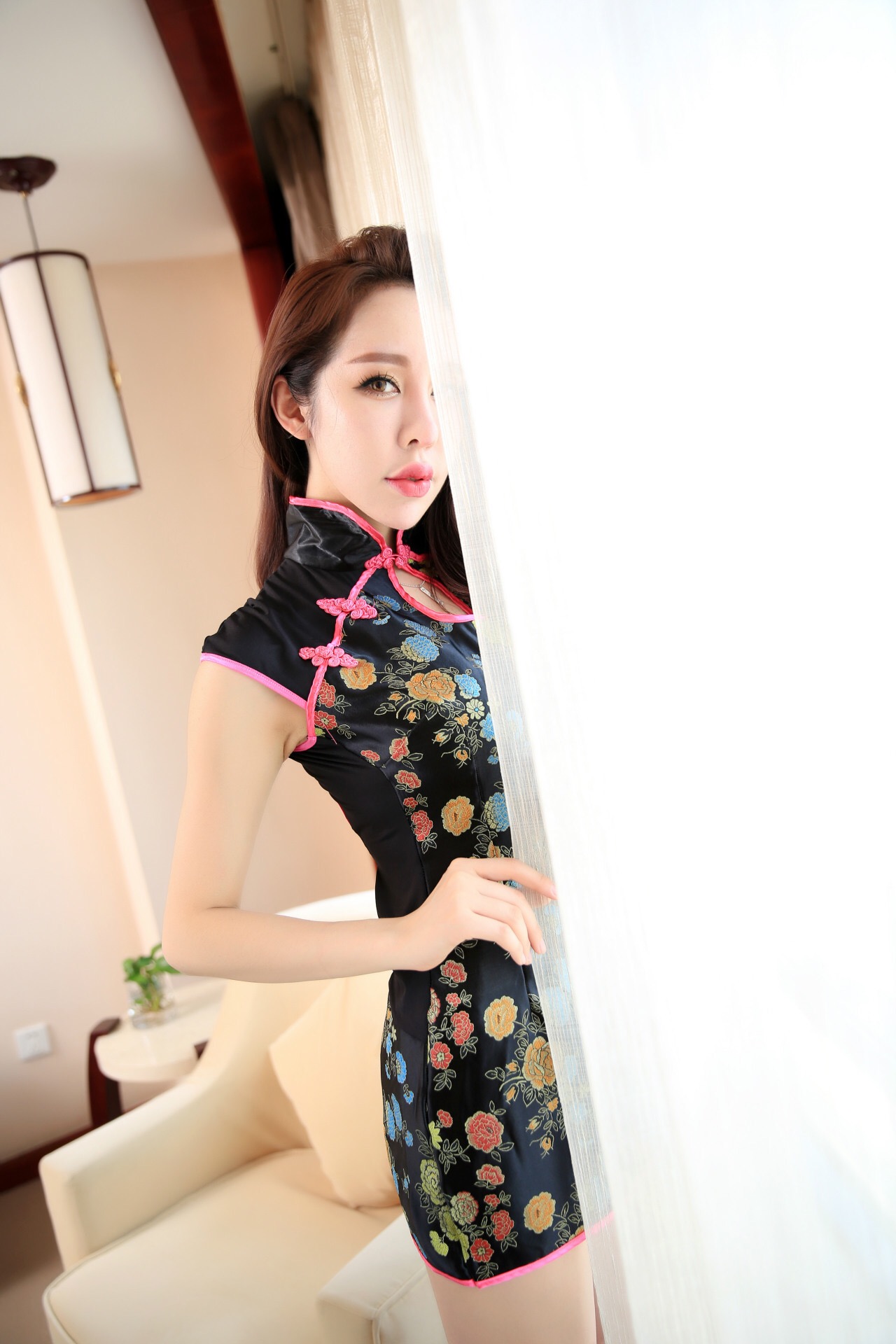 ชุดกี่เพ้าเซ็กซี่ ชุดจีนประยุกต์ กี่เพ้าสั้น สาวหมวยอินเตอร์ สีพื้นดำลายดอกเหมยหลากสี แต่งขอบชุดสีชมพู เนื้อผ้าหรู อินเตอร์มากๆเหมือนภาพในรูปเลยคะ +G string เข้าชุดคะ