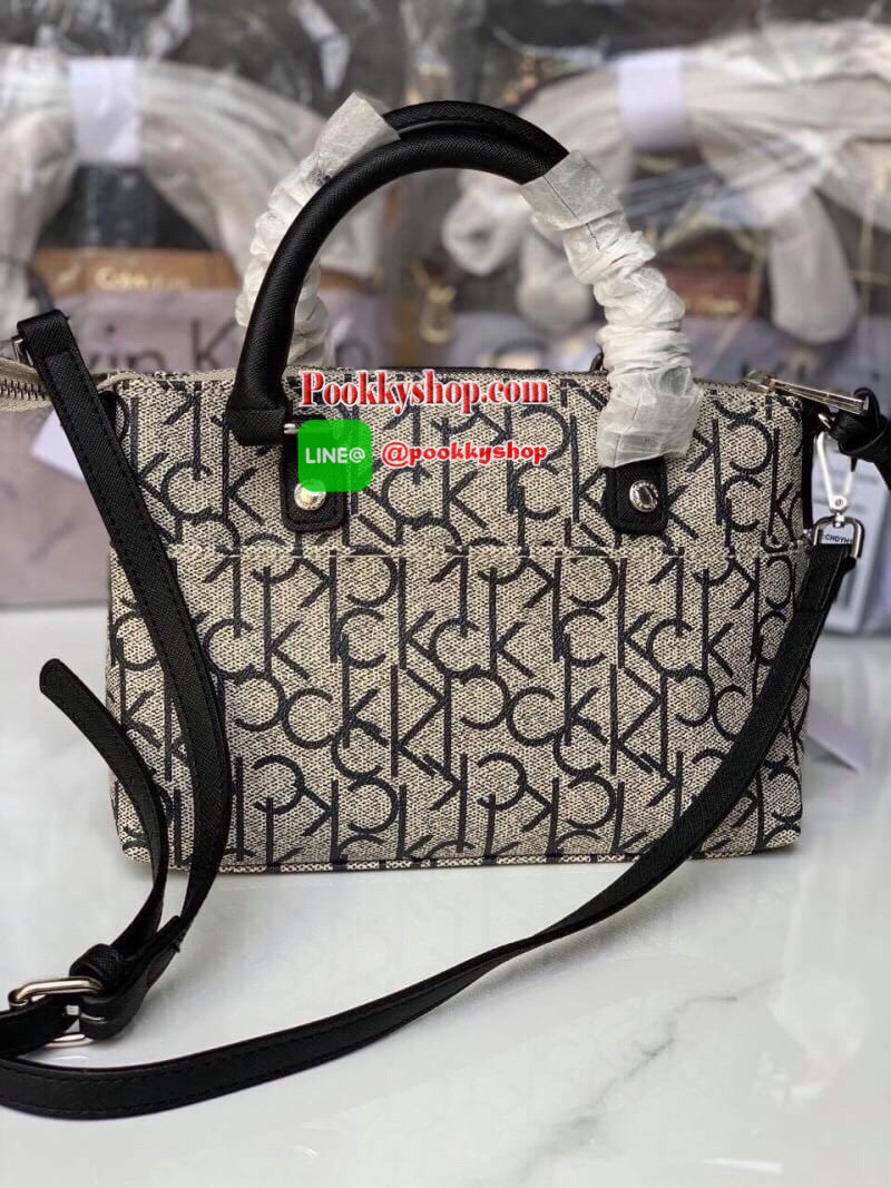 New arrival !!! Calvin Klein Crossbody Bag กระเป๋าถือหรือสะพายรุ่นยอดนิยม วัสดุ PVC คุณภาพดี น้ำหนักเบา ตัวกระเป๋าออกแบบลาย CK ทั้งใบ ด้านหน้าประดับด้วยโลโก้แบรนด์สุดหรู เปิด-ปิดกระเป๋าด้วยซิปสะดวกใช้ ด้านในโล่งกว้างมีช่องซิปและช่องเล็กสำหรับใส่ของ ใส่กระ