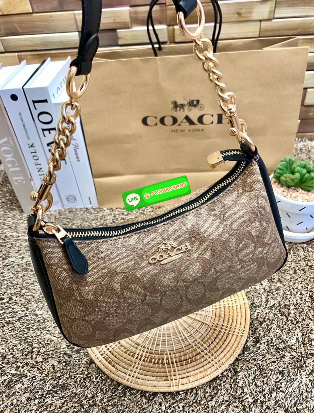 COACH TERI SHOULDER BAG ((CA173//CA209//CA548)) 🔹กระเป๋าทรงพอช ในรูปแบบหนังแท้ หนังนิ่มสวยมากค่ะ 🔹เปิดปิดกระเป๋าแบบซิป ภายในสามารถใส่กระเป๋าเงินใบยาวได้;มือถือได้ทุกรุ่น;พาสปอร์ตได้;มีช่องเล็กใส่ของจุกจิก และช่องเสียบบัตรให้อีก2ช่องนะคะ