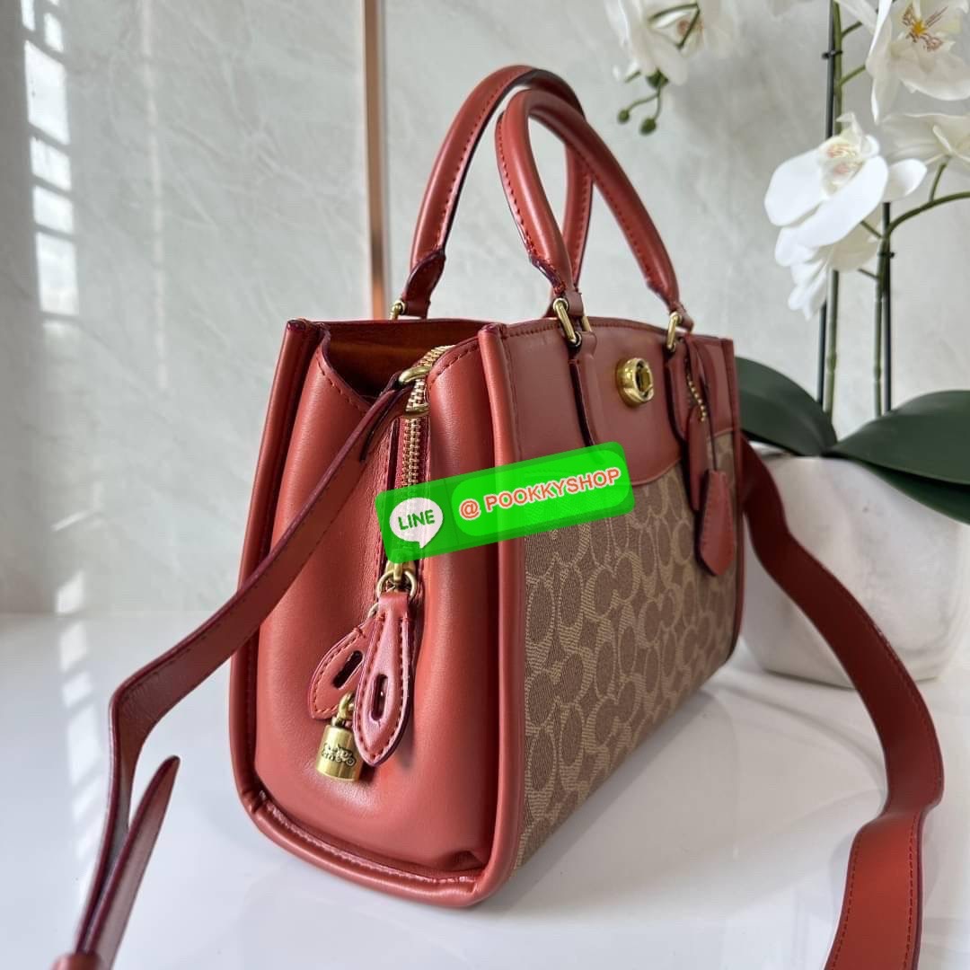 COACH BROOKE CARRYALL 28 (CE733) กระเป๋าถือหรือสะพายข้าง สุดหรู ลุคคุณนาย ให้วัสดุแคนวาสตัดหนังแท้ ภายในกว้าง แบ่งช่องเป็นสัดส่วน มีช่องซิปตรงกลาง สายสะพายถอดออกได้ จะถือหรือสะพายแมทซ์ได้หลายลุคเลยค่ะ