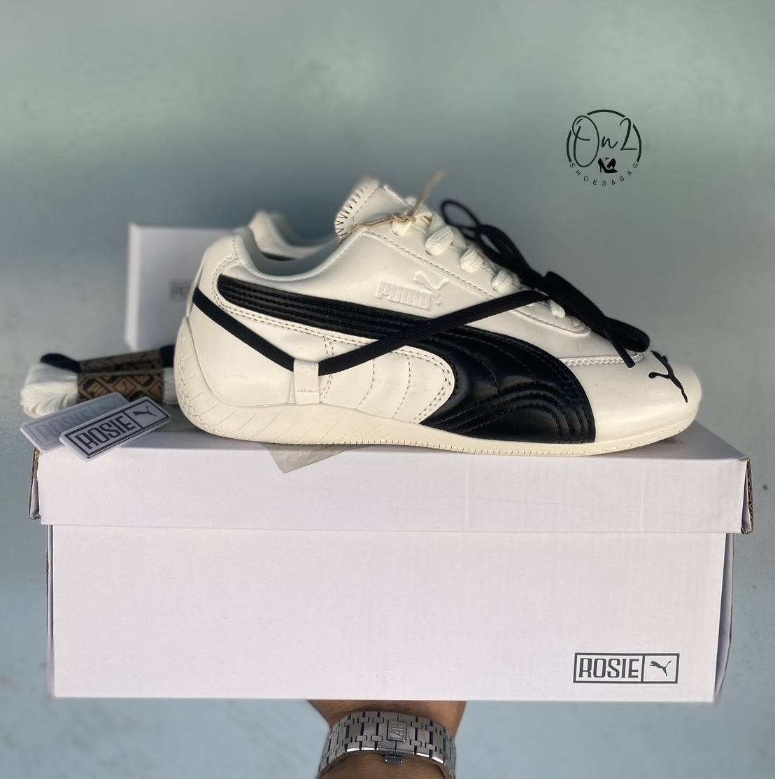 รุ่น: Rosie PUMA Collaboration Sneakers (คอลเลกชันพิเศษร่วมกับ Rosie Huntington-Whiteley) ประเภท: รองเท้าผ้าใบแฟชั่นหนังแท้ทรงสปอร์ตโมเดิร์น • คอลเลกชันพิเศษ Rosie x PUMA ที่เน้นความหรู เรียบ และมินิมอล แต่ยังดูสปอร์ตเกรดพรีเมียม สวมใส่สบาย พื้นนุ่มดีไซน์