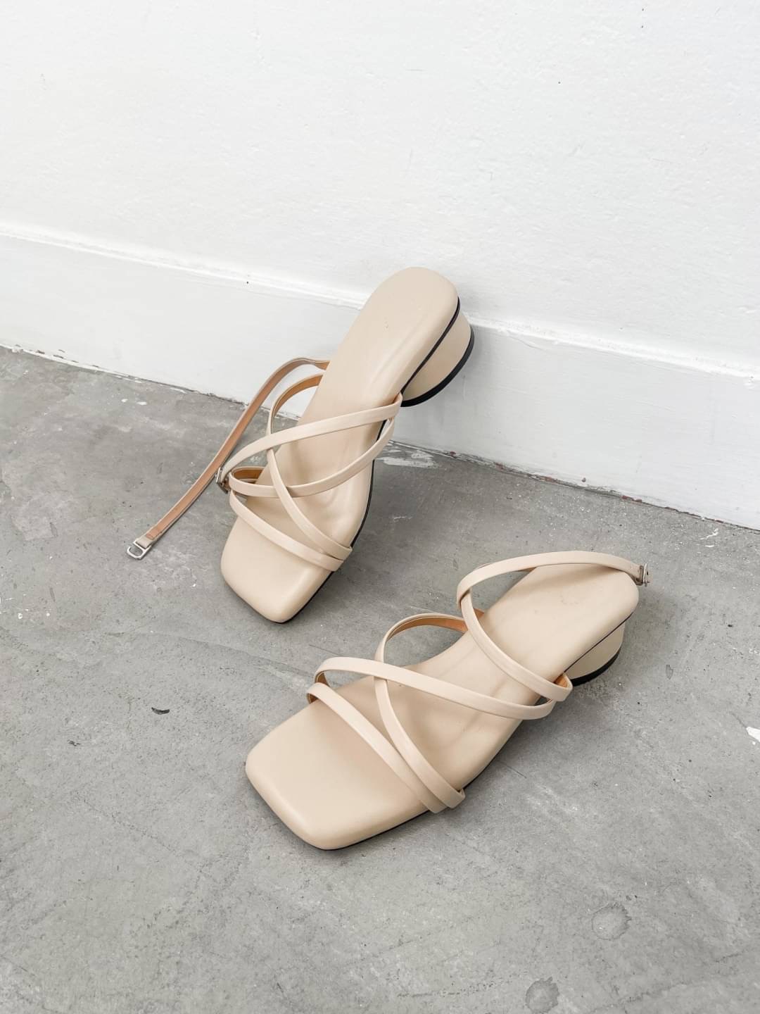 รองเท้าส้นสูงกำลังดี 1.5 นิ้ว ใส่เดินไม่เมื่อย มีสายรัดข้อ ใส่ได้หลายโอกาส พื้นปูฟองน้ำหนาพิเศษ นุ่มมากๆ สายรัดข้อเป็นตะขอเกี่ยว ใส่ง่ายค่า