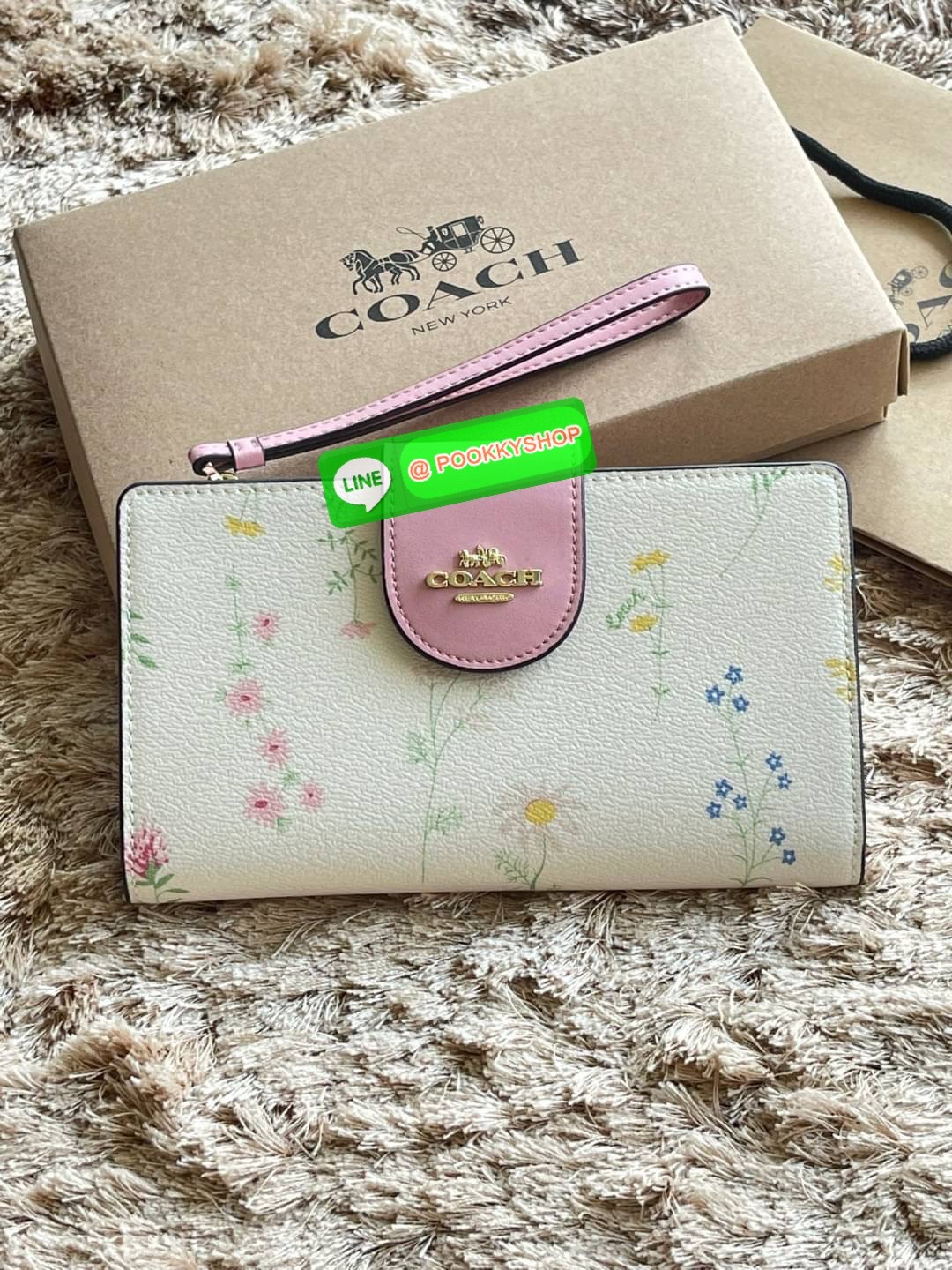 COACH TECH WALLET IN SIGNATURE CANVAS อีกหนึ่ง collection ของกระเป๋าสตางค์ที่ดีไซน์ทันสมัยให้ใช้งานได้แบบครบครัน เป็นกระเป๋าสตางค์ ที่มีช่องสำหรับใส่โทรศัพท์มือถือ ธนบัตร เหรียญ และบัตรต่าง ๆ ใช้งานแบบ2ด้าน เพิ่มความสะดวกสบายด้วยสายคล้องมือ ช่วยให้พกไปไหน