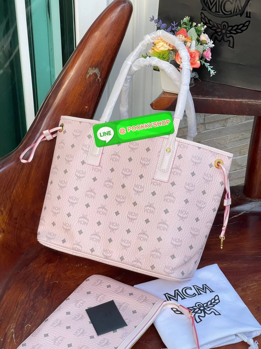 💕Mcm Liz Reversible Shopper in Visetos ขึ้นชื่อว่าเป็นกระเป๋าช็อปเปอร์ แน่นอนว่า จะต้องเหมาะสำหรับสาว ๆ ที่ชอบพกสัมภาระเยอะ ซึ่งรุ่นนี้ไม่ใช่แค่เพียงให้พื้นที่จุของกว้างขวางเท่านั้น แต่ยังออกแบบดีไซน์และรูปทรงให้มีความยืดหยุ่น มีหูรูดด้านข้างที่สา