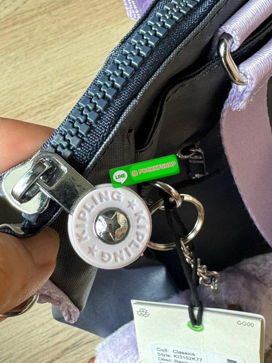 Kipling revir limited Japan shoulder bag เป็นอีกหนึ่งกระเป๋าสุดอเนกประสงค์สามารถใช้งานหลายรูปแบบทั้งกระเป๋าสะพายข้าง สะพายไหล่ หรือกระเป๋าถือด้วยสายสะพายที่สามารถปรับระดับและถอดออกได้ ดีไซน์คลาสสิกและเรียบง่ายพร้อมประดับโลโก้และลิงอันเป็นซิกเนเจอร์ แมตช์ก